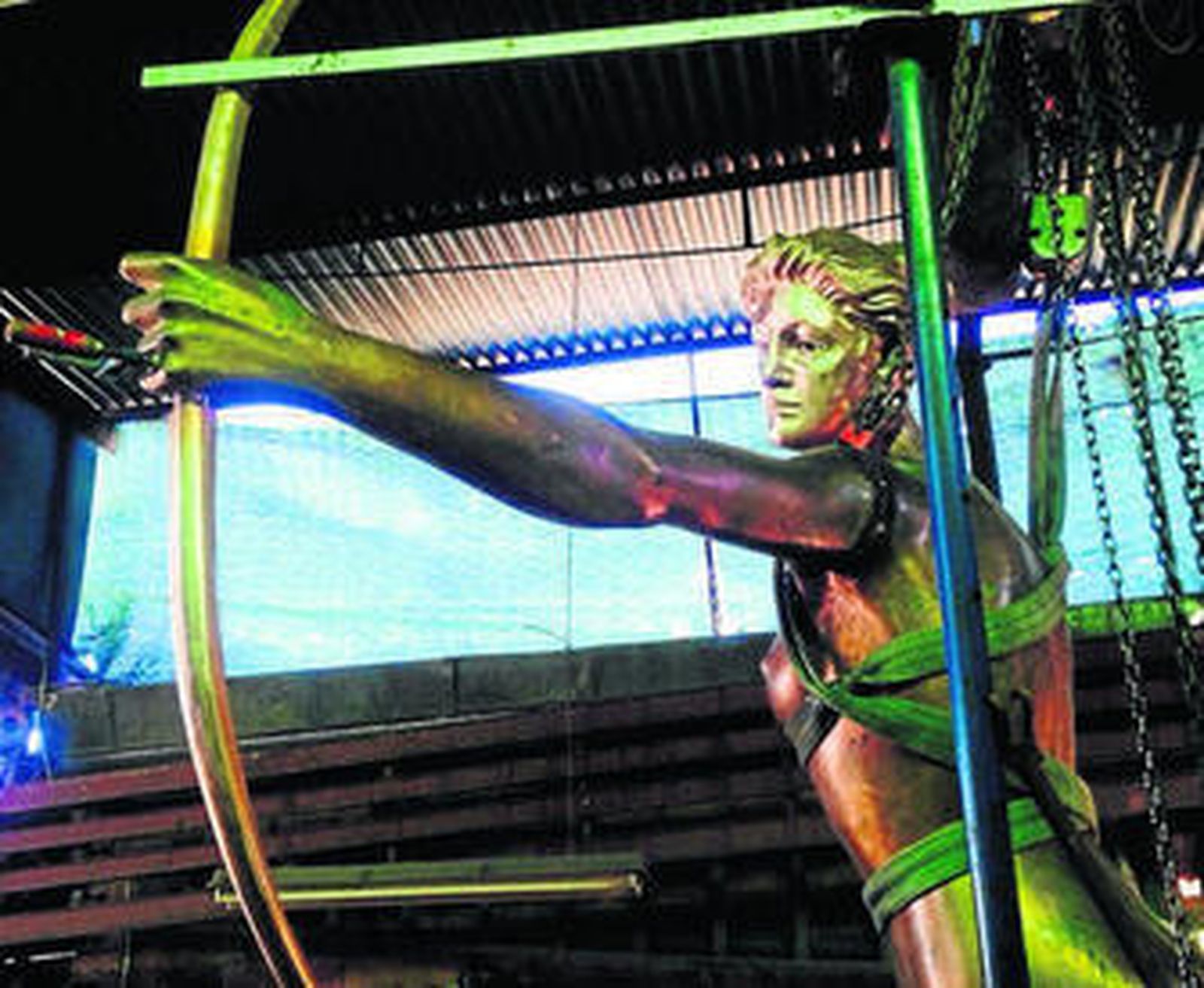 La escultura, con su nueva cabeza, en el taller de fundición de Valencina.