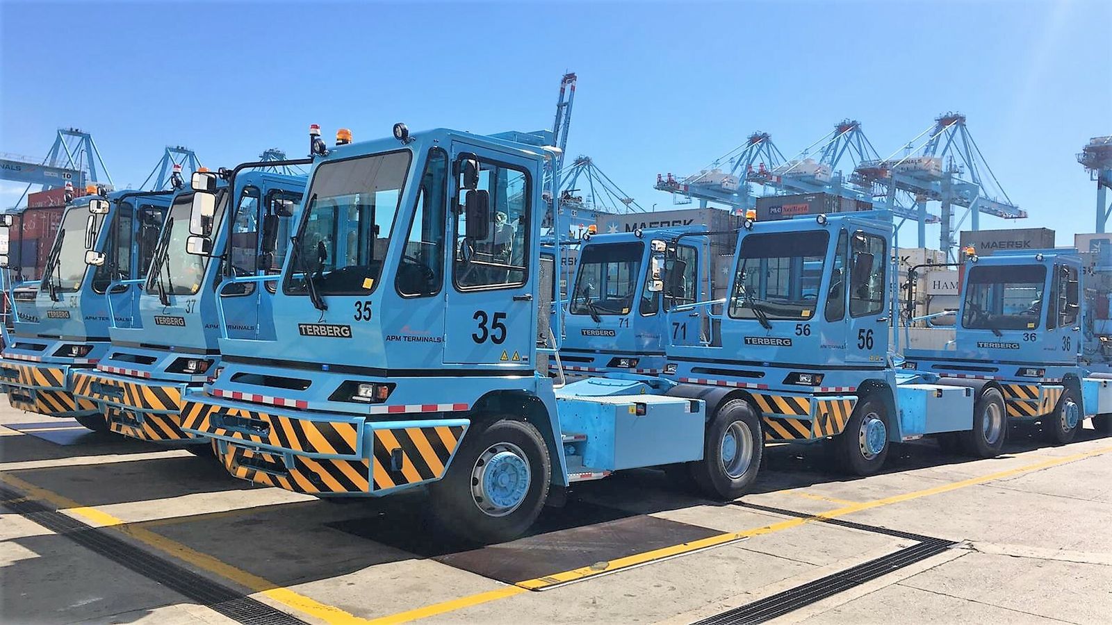 Parte de las nuevas tractoras de APM Terminals Algeciras.
