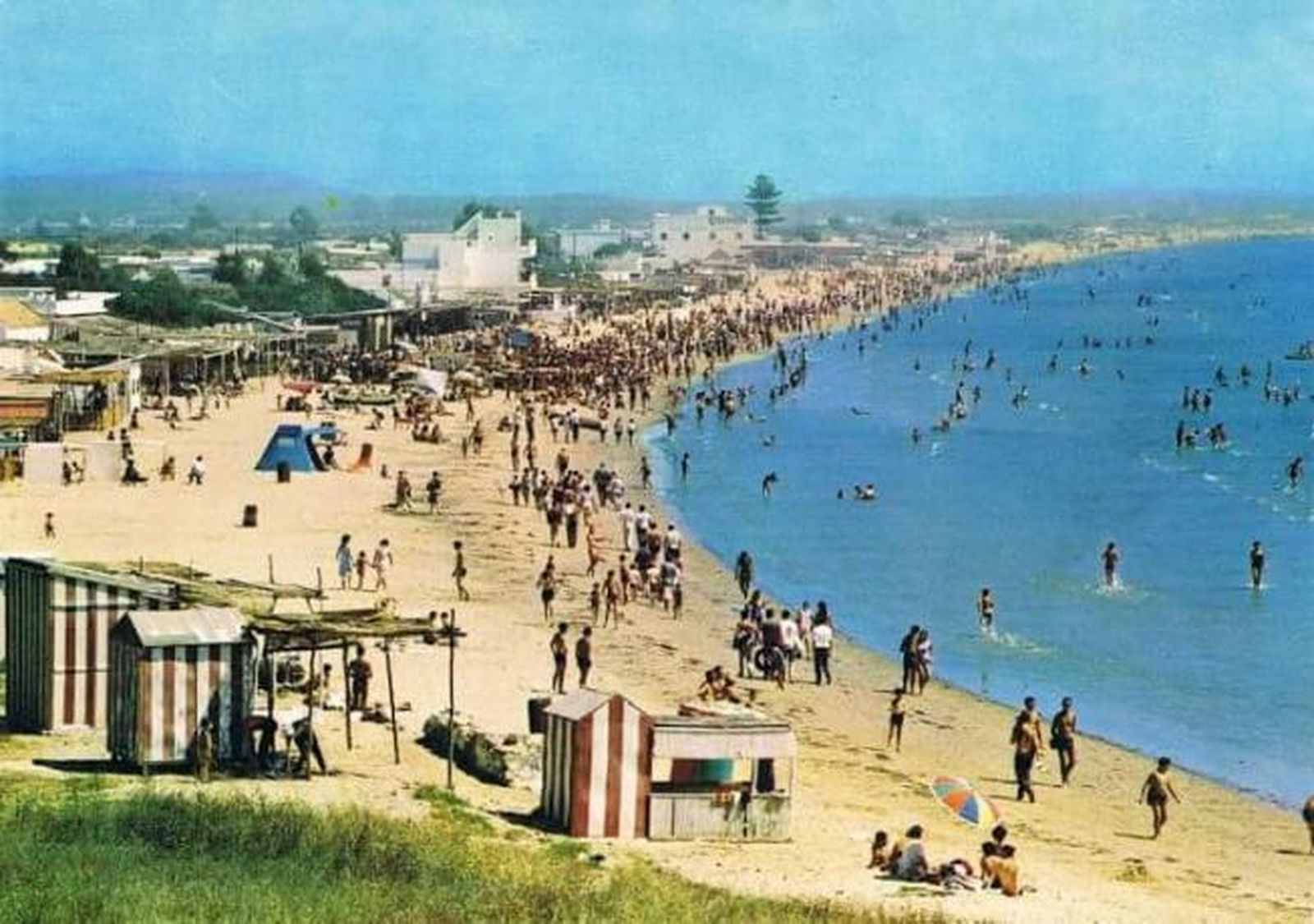 Una imagen antigua de la playa de El Rinconcillo.