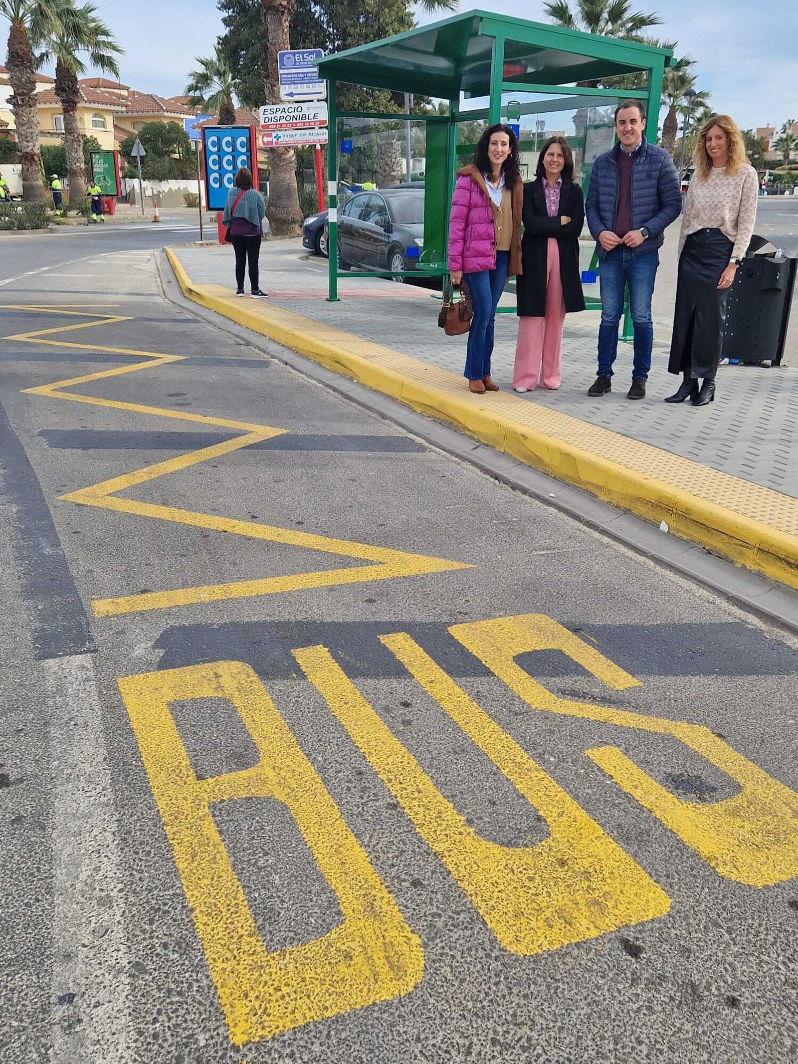 Visita institucional a la nueva parada de autobús de Vera.