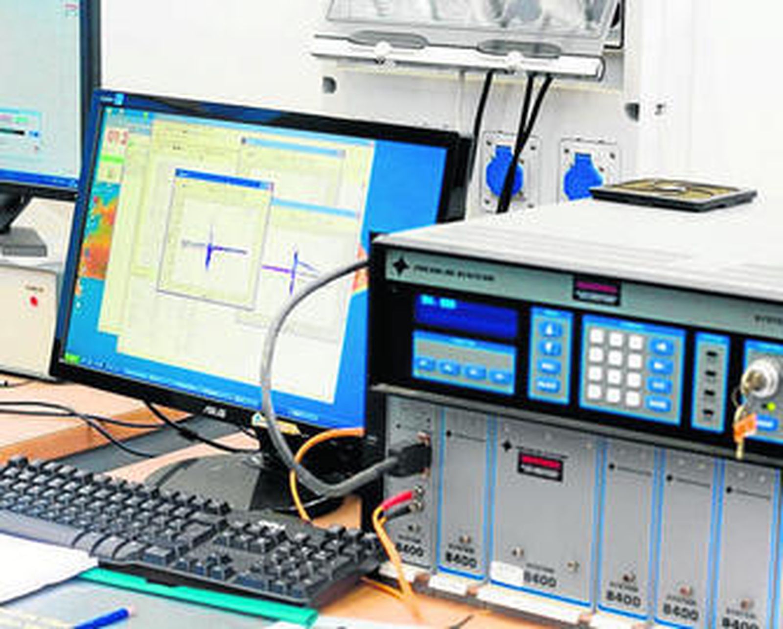 Equipo de toma de presión sobre el objeto así como del procesador de datos.