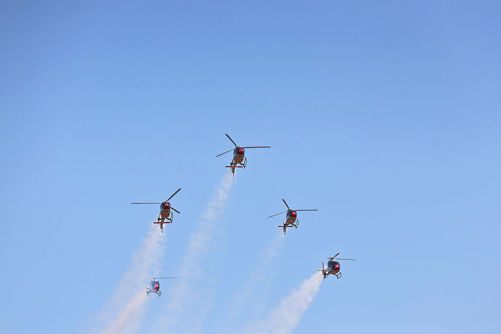 Fotografías de la exhibición aérea de la Patrulla Acrobática de Paracaidismo del Ejército del Aire 'Papea' y de la Patrulla Acrobática de Helicópteros 'ASPA'  en los actos de homenaje al centenario del Plus Ultra presidido por S.M. el Rey Felipe VI