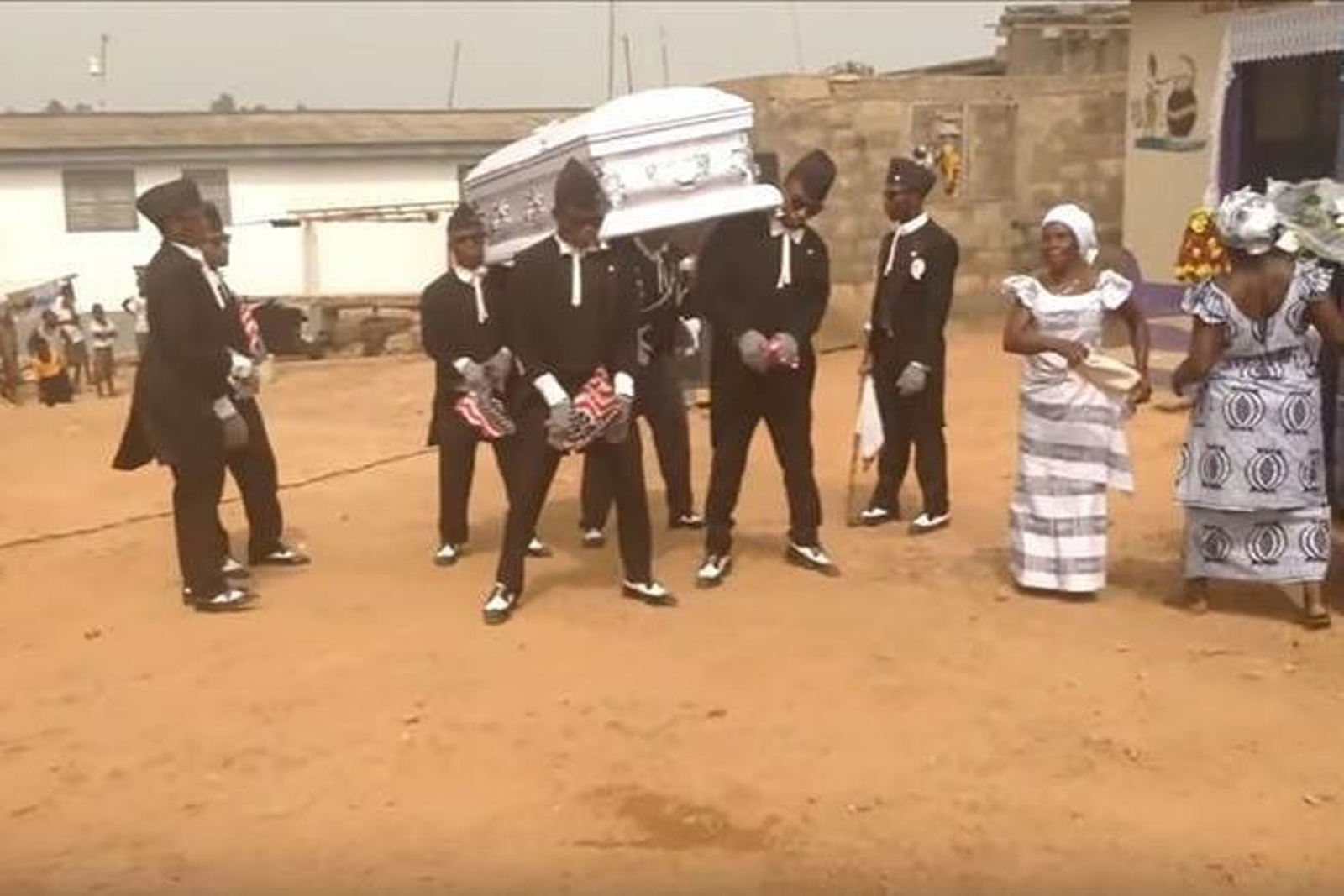 Imagen de Youtube de una danza funeraria en Ghana.