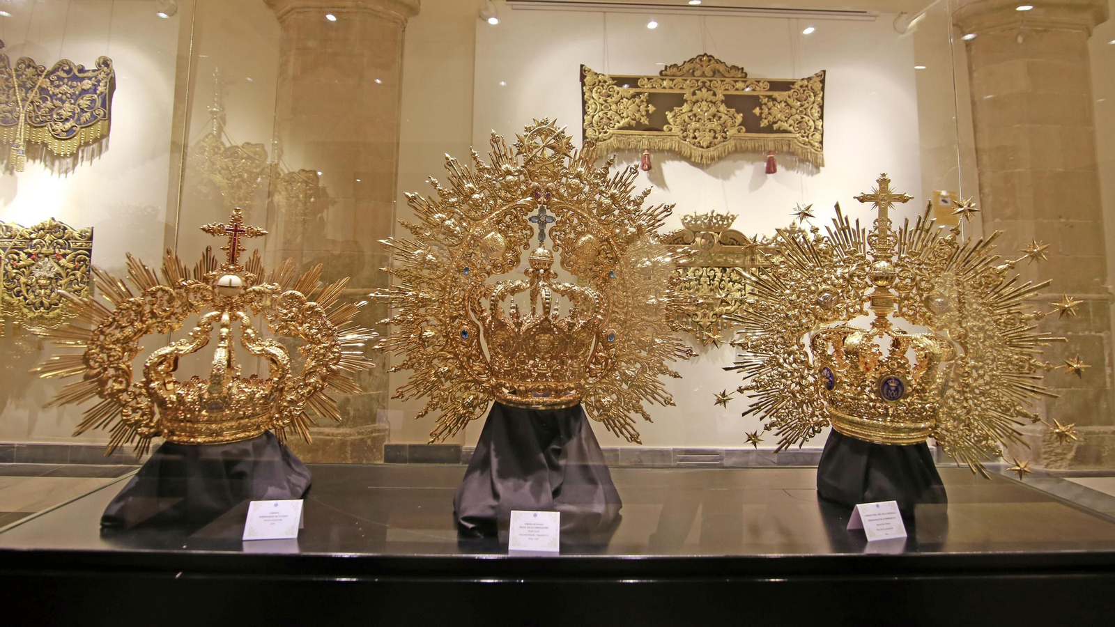 Imágenes de la magna exposición de las cofradías en Los Claustros