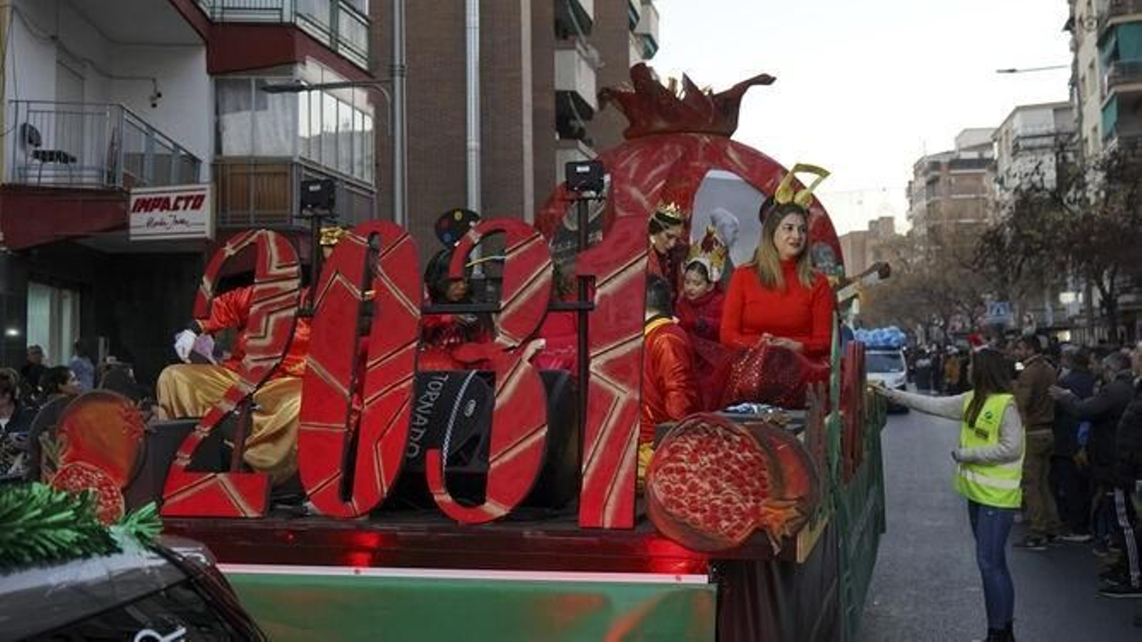 Carroza en la Cabalgata de Reyes granadina dedicada a la Capitalidad Cultural.