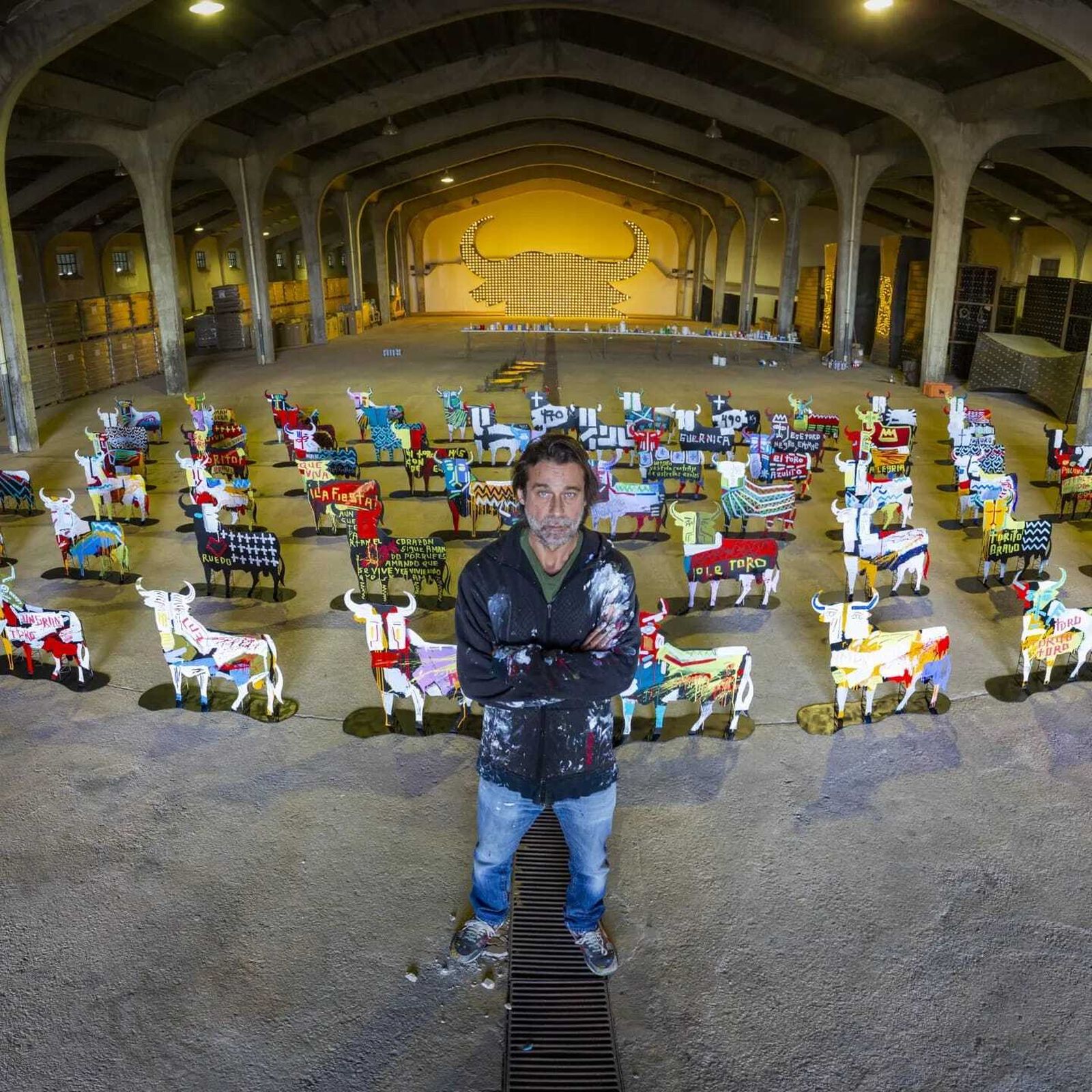 Jordi Mollá, con las 65 siluetas del Toro de Osborne que ha decorado.