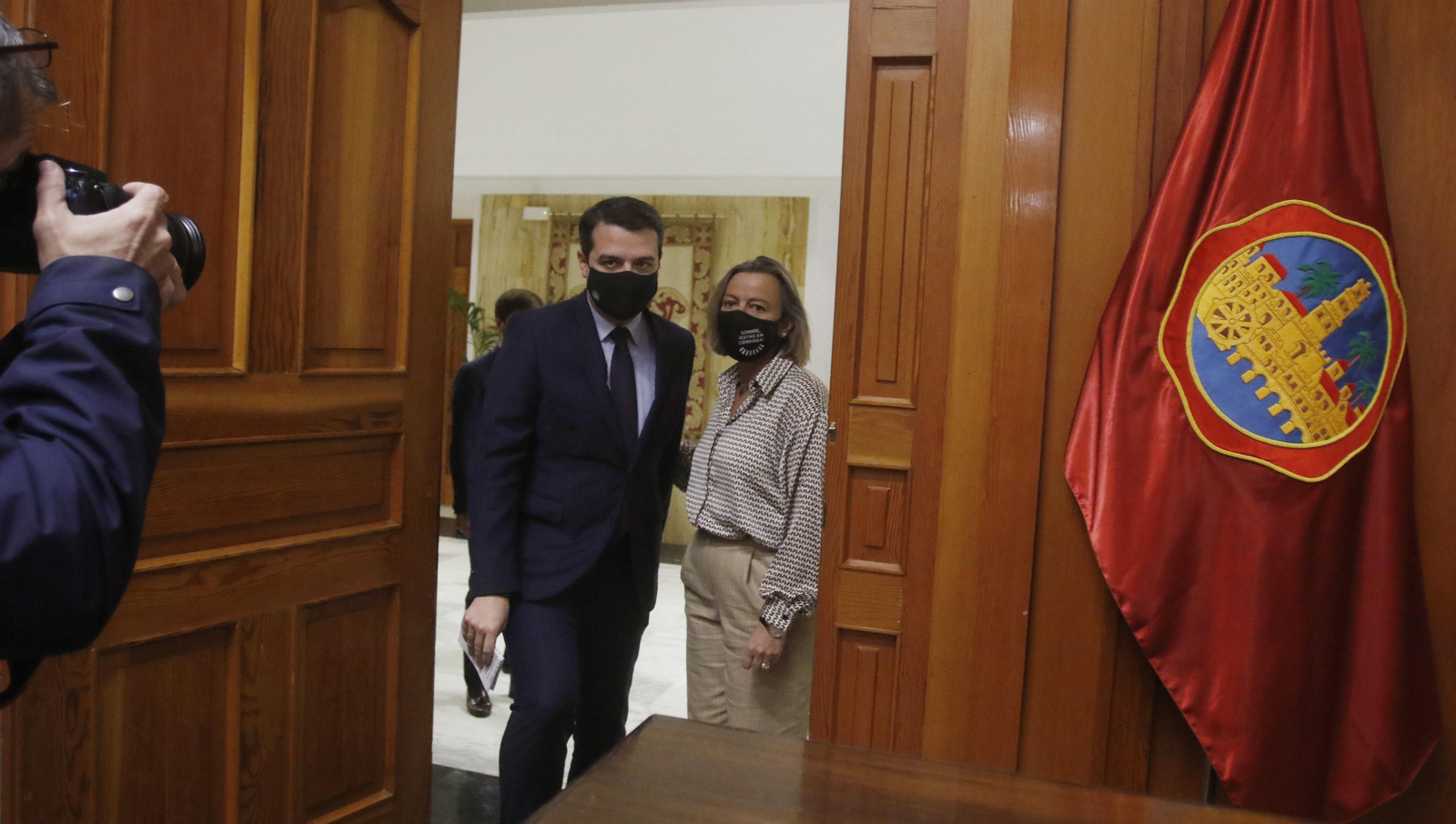 El alcalde de Córdoba, José María Bellido, junto a la primera teniente de alcalde, Isabel Albás.