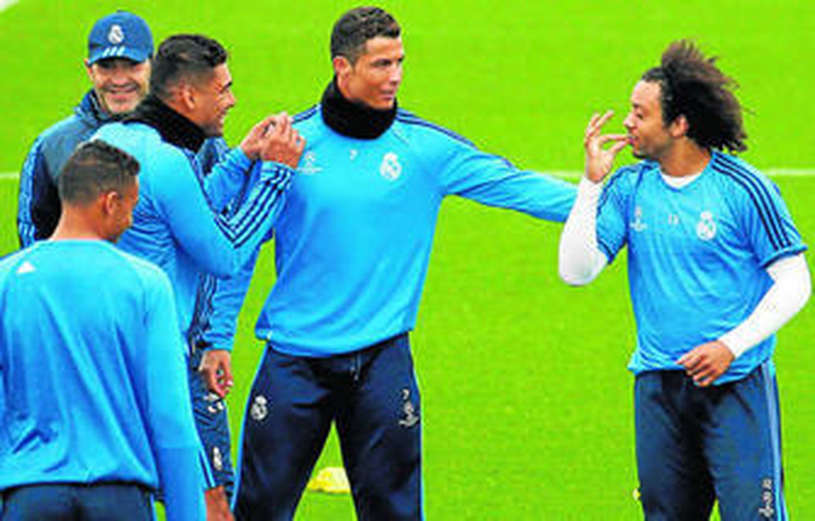 Marcelo bromea con su compatriota Casemiro en presencia de Cristiano Ronaldo y Danilo.