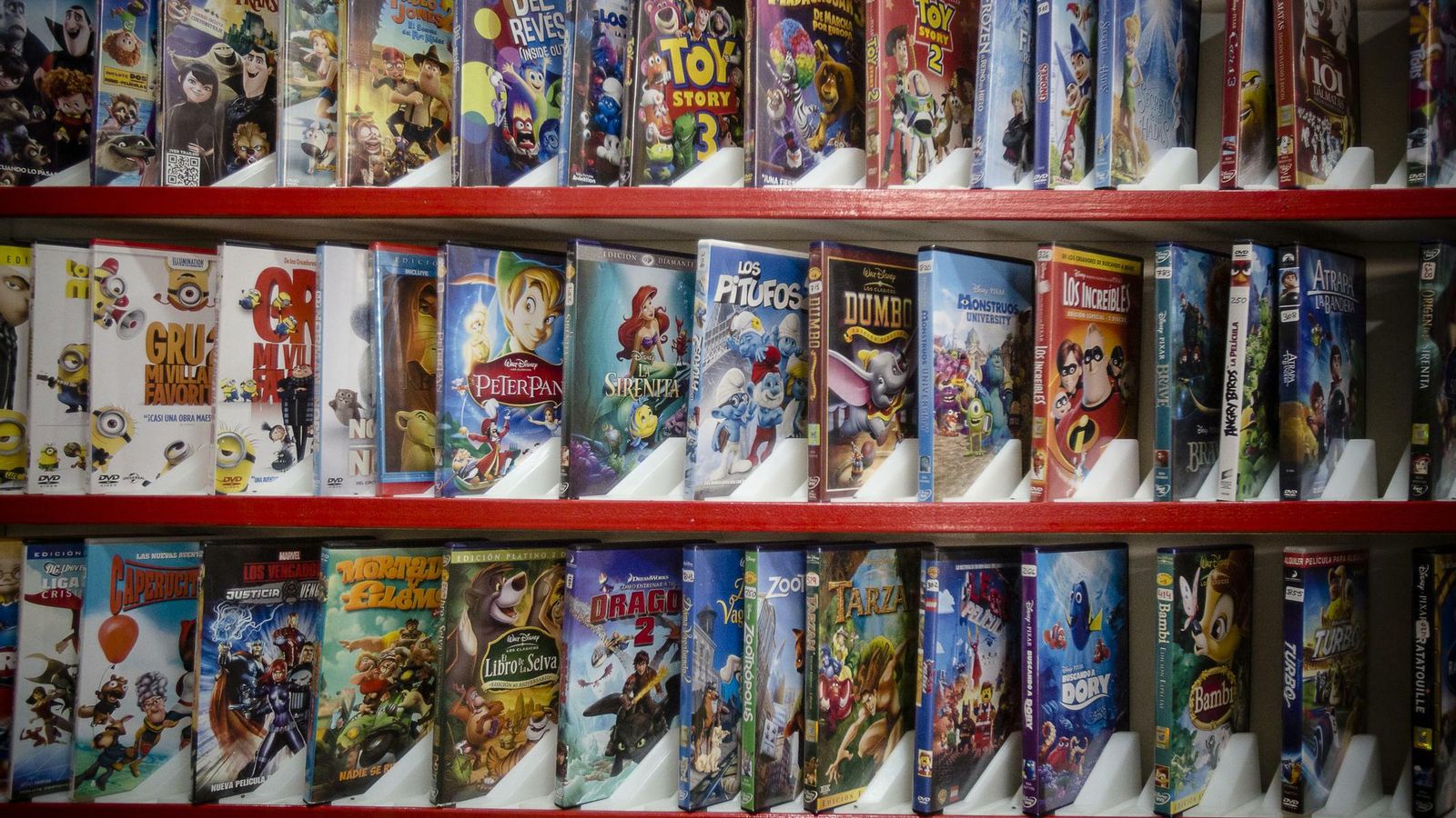 Estantería con las películas infantiles.