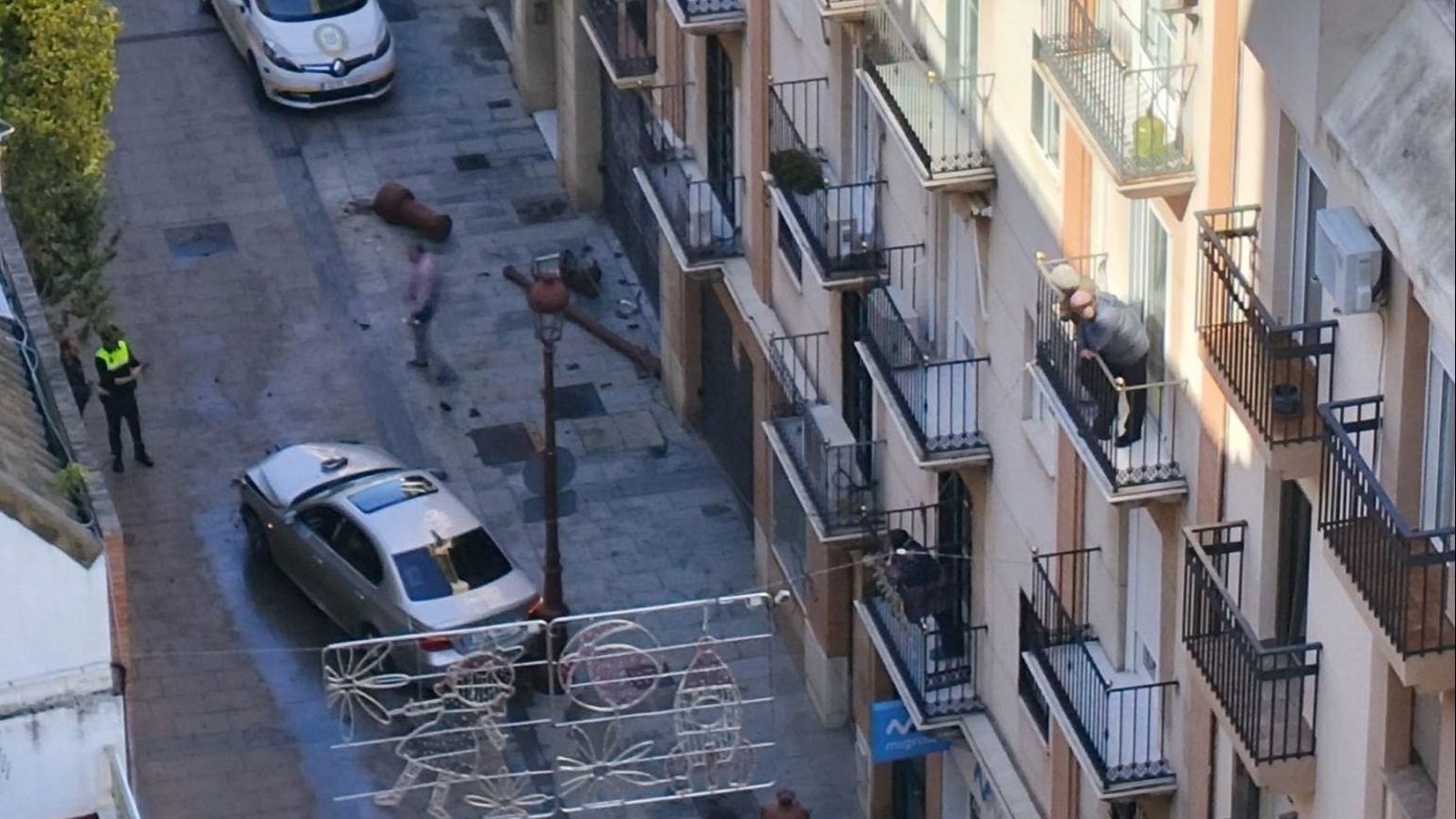 Agentes de la policía junto al vehículo accidentado que ha derribado la farola. Agentes de la policía junto al vehículo accidentado que ha derribado la farola.