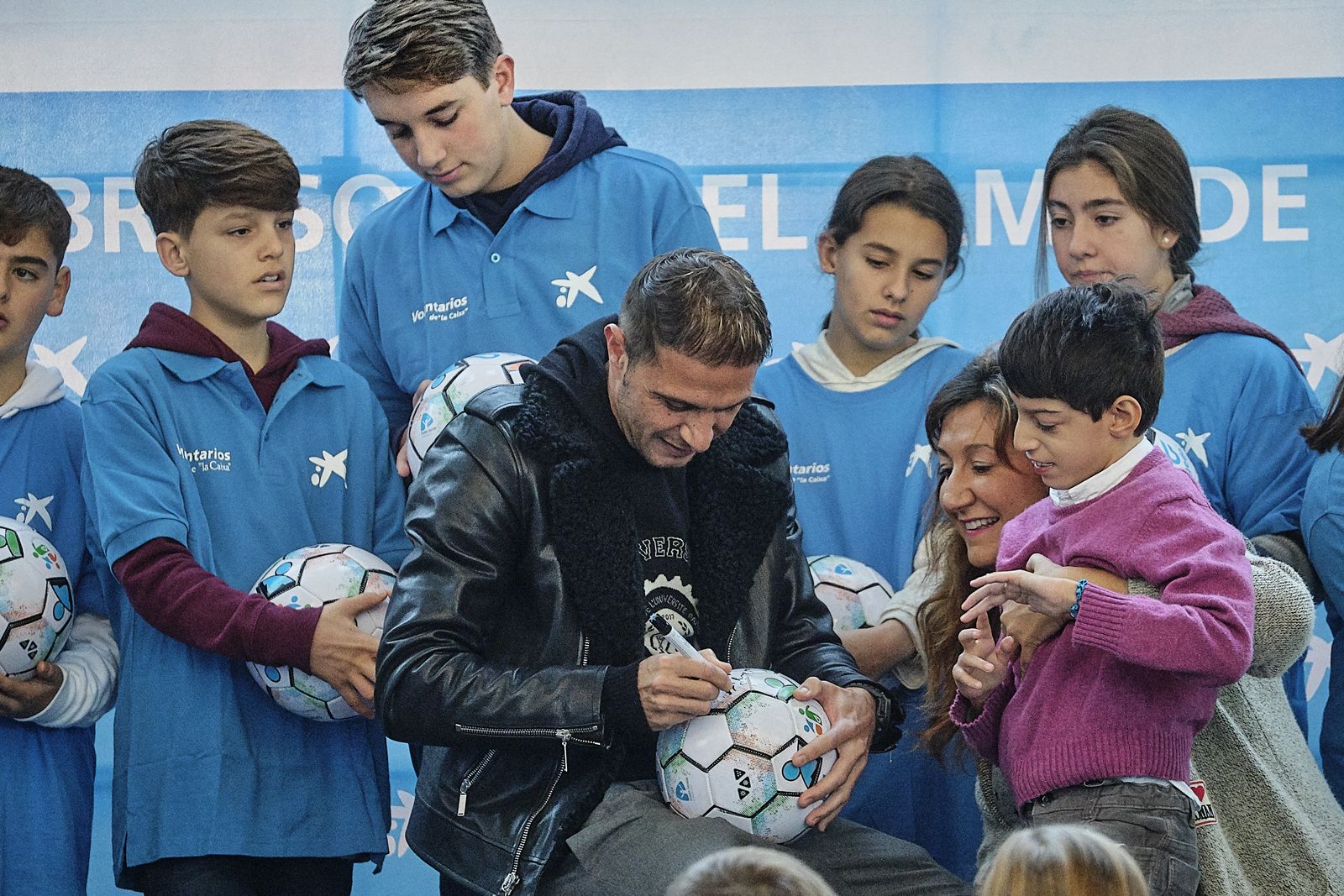 El bético Joaquín entrega balones firmados a 120 niños y niñas.