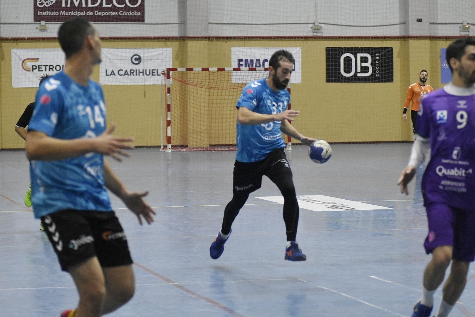 Requena, del Cajasur Córdoba BM, conduce la bola.