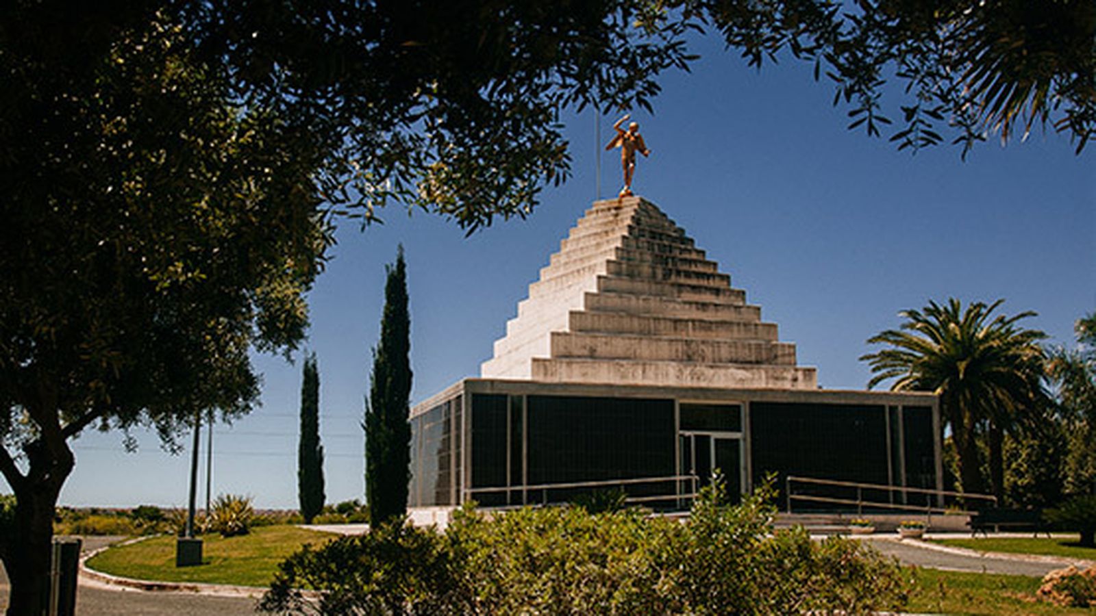 Pirámide conmemorativa