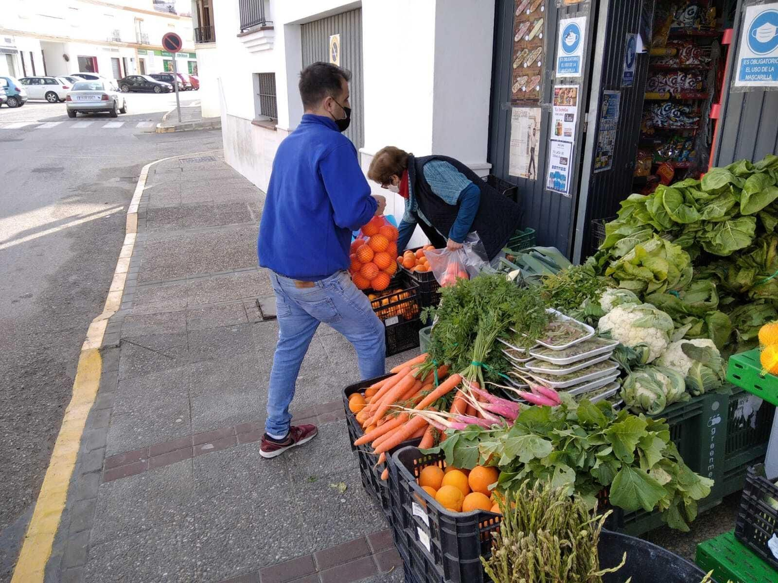 Personas en una tienda de Arcos