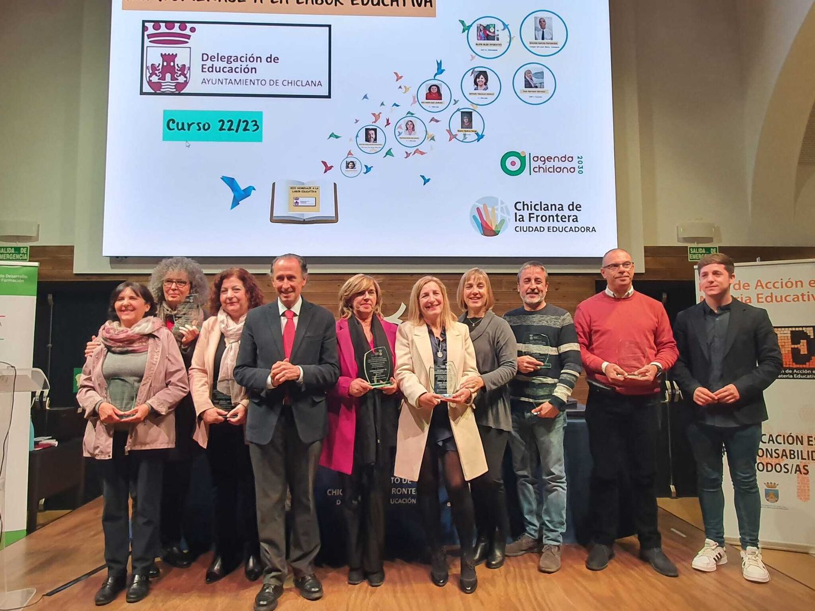 El alcalde preside el acto de reconocimiento a los docentes chiclaneros por su labor educativa.