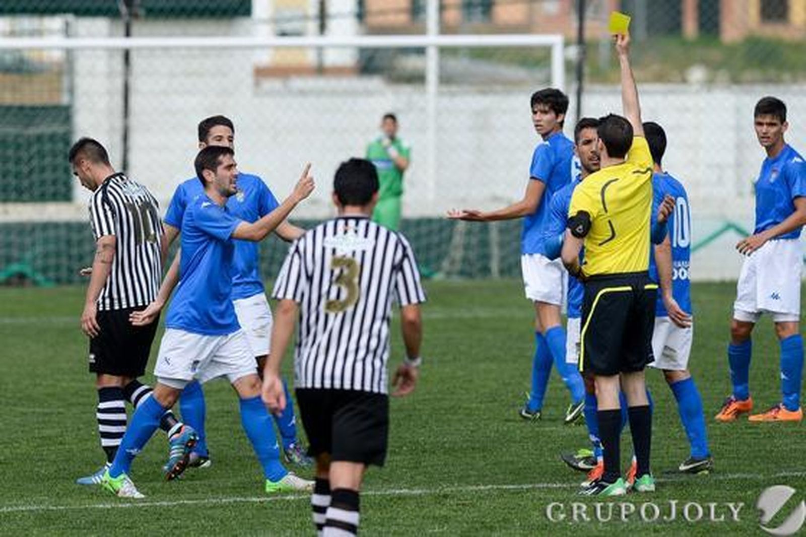El XCD, que tampoco paga al árbitro, cae ante el Mairena (2-1) con un gol dudoso en el minuto 89.

Foto: LOF