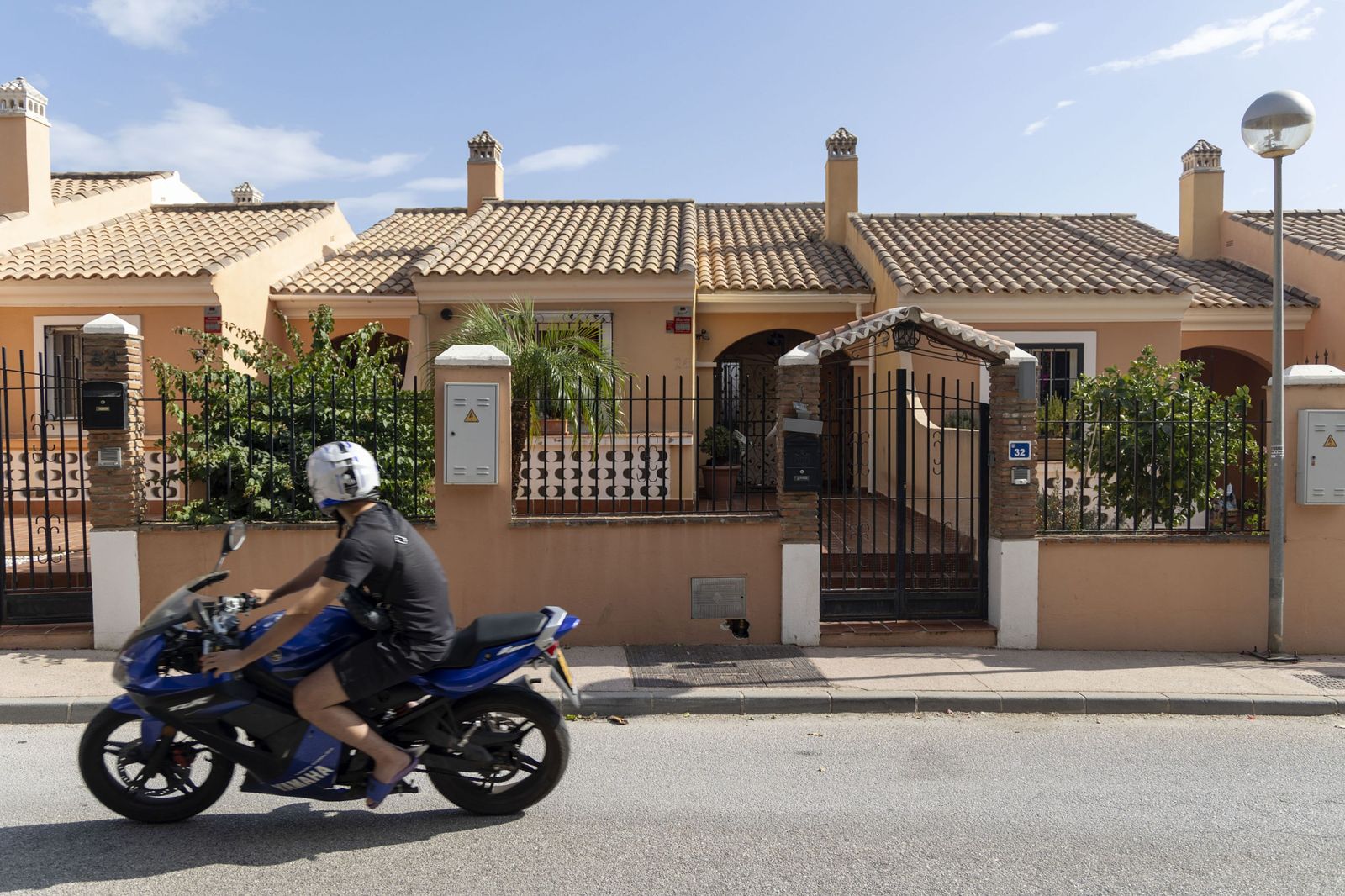 Entrada de la vivienda en la que fue detenido el hombre tras el hallazgo muerta de su pareja.