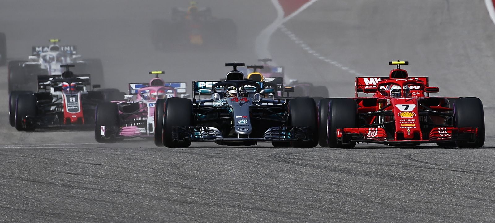 Hamilton y Raikkonen, mano a mano en la salida del GP de EEUU.