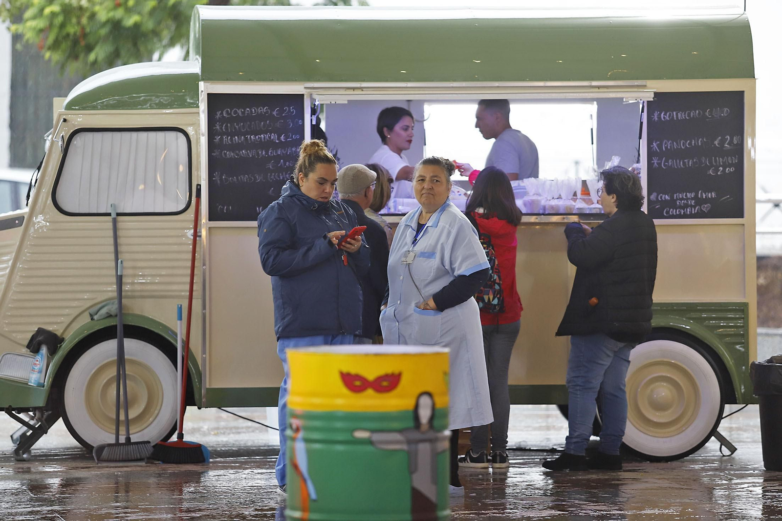 Imágenes de la mañana lluviosa de domingo en Huelva