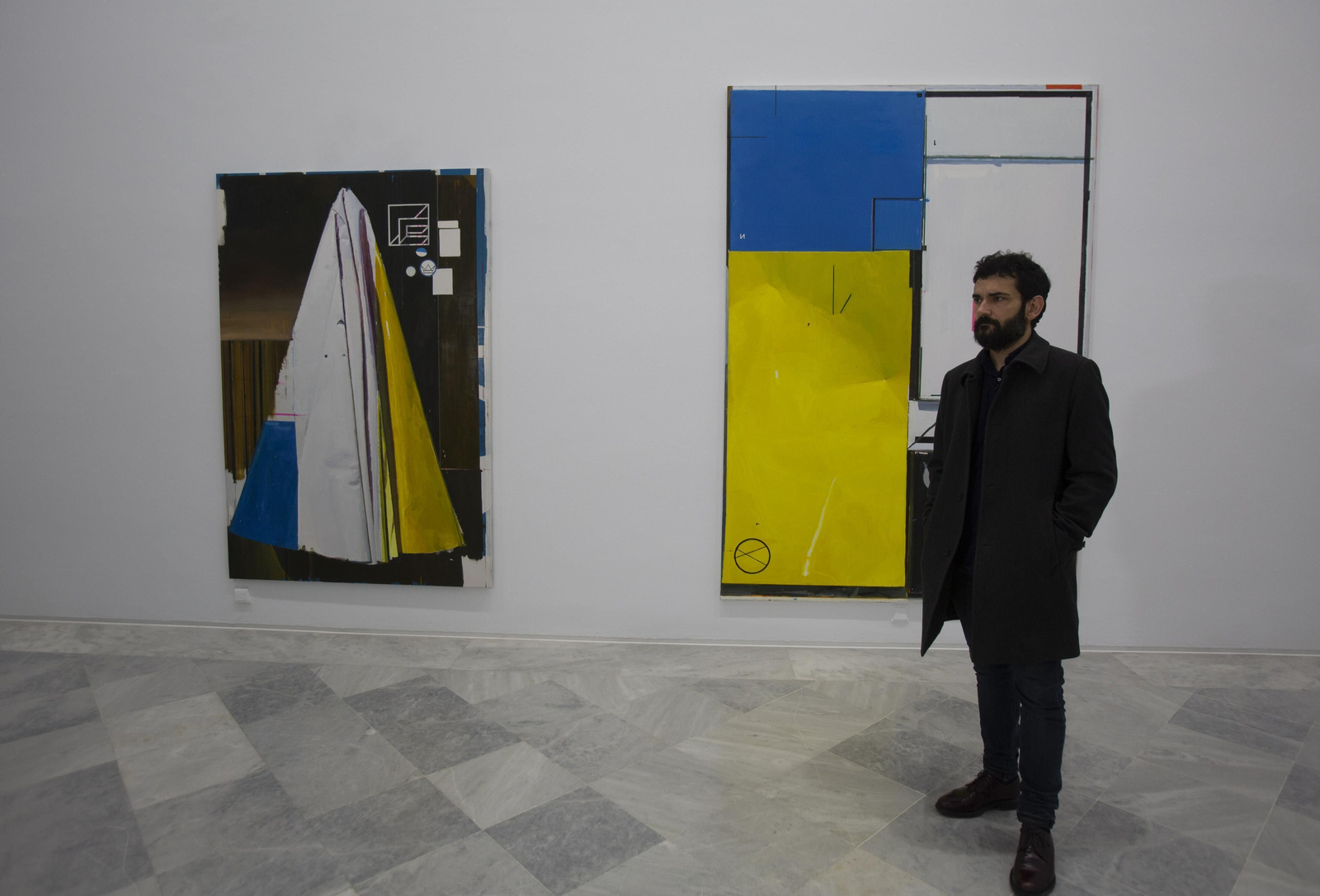 Rubén Guerrero, ante dos de los cuadros que expone en el CAAC.