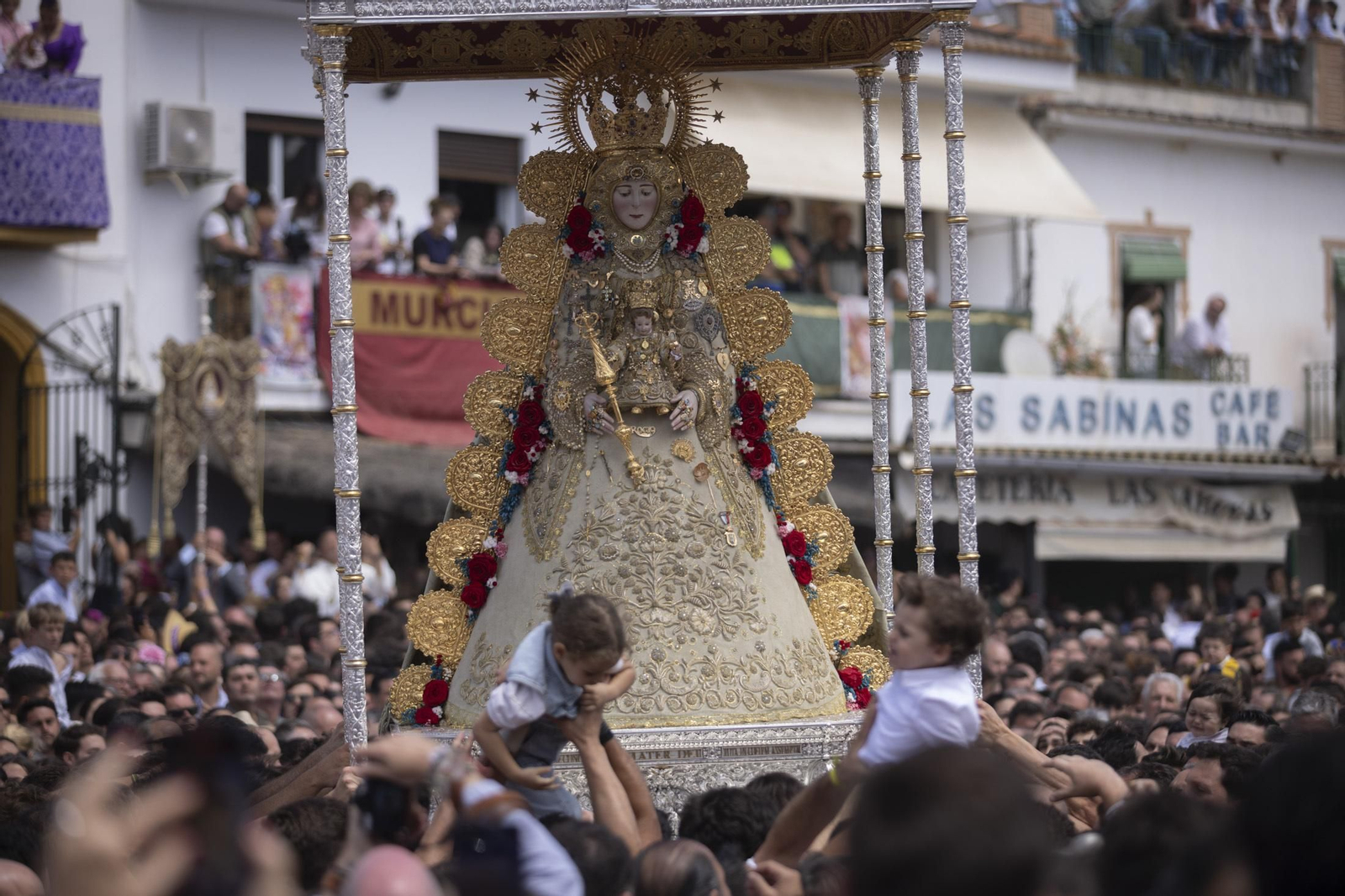Las mejores imágenes de la procesión de la Virgen del Rocío en la aldea