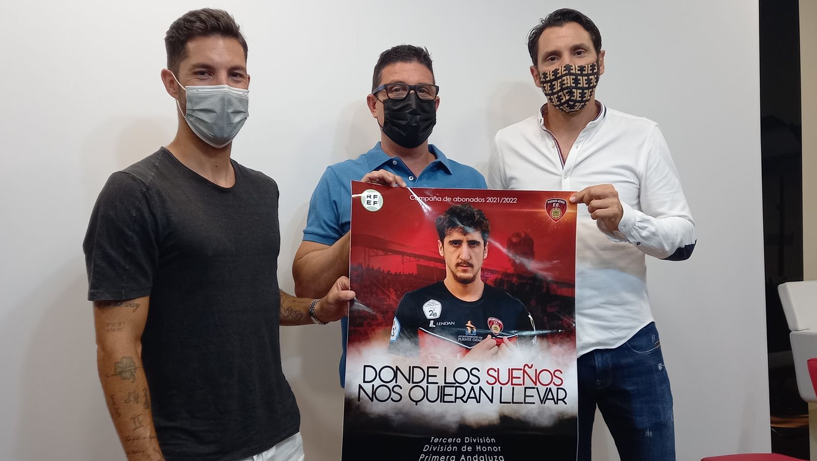 Keko Rosano, a la derecha en la imagen, junto a Francis Cabeza -el presidente del Salerm- y Álvaro Cejudo.