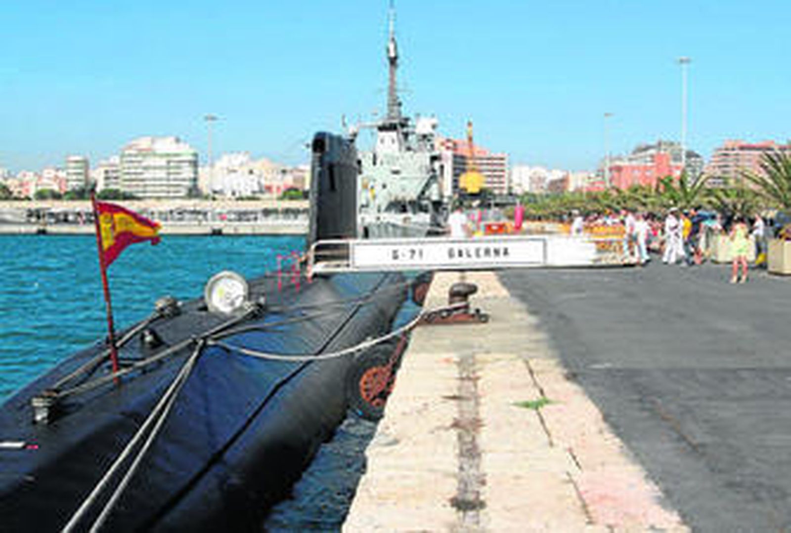 La familia Ortega fue la primera en acceder al interior del submarino en una visita guiada.