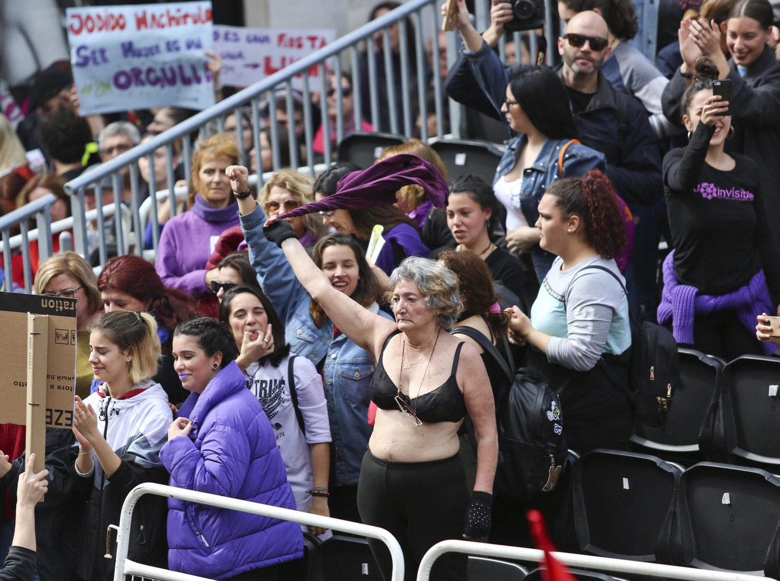 Mujeres toman la tribuna de la Plaza de la Constitución.