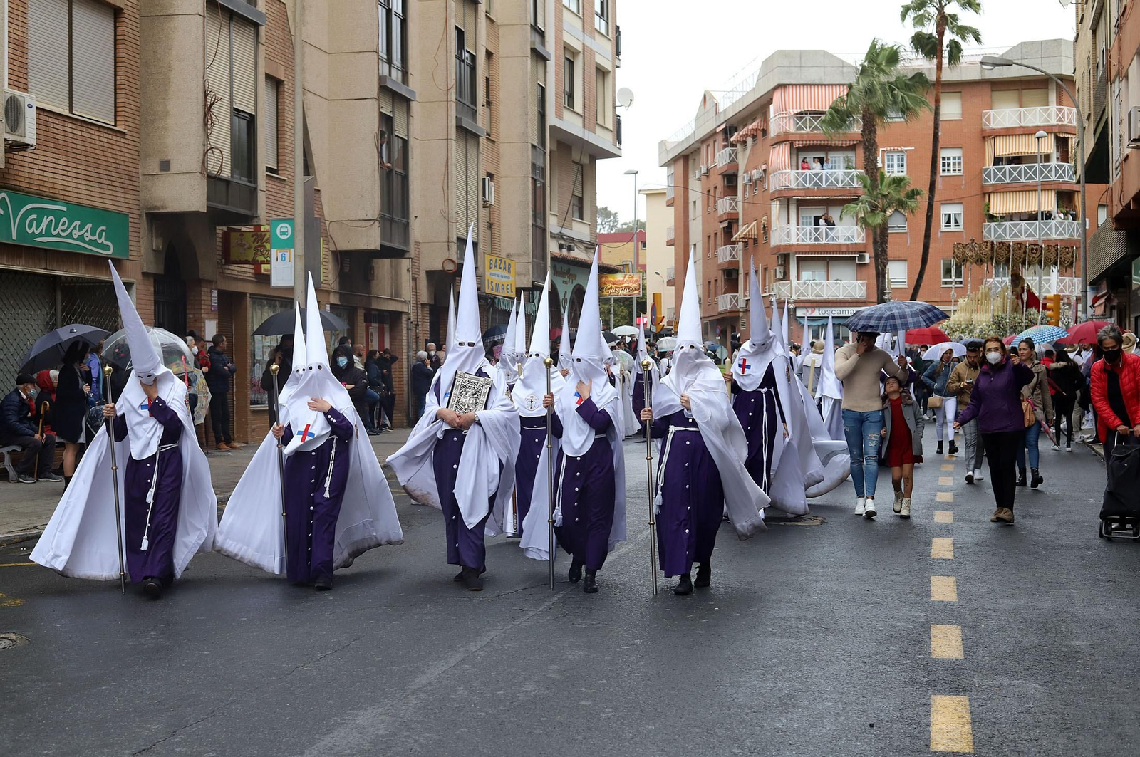 Imágenes de la procesión del Cautivo  bajo la lluvia en Huelva
