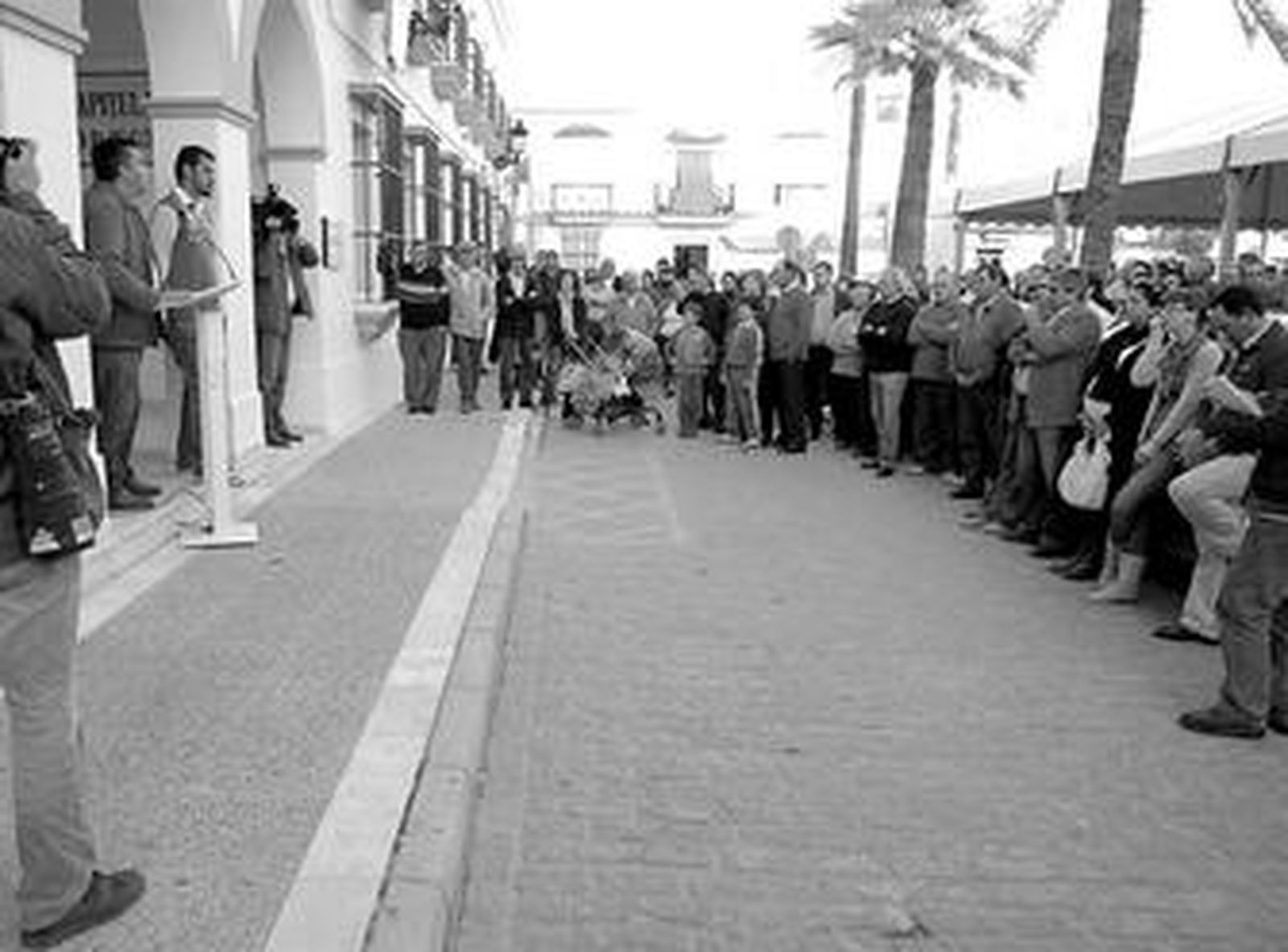 El alcalde de Trebujena se dirige a los vecinos durante la protesta celebrada ayer en la Plaza del Ayuntamiento.