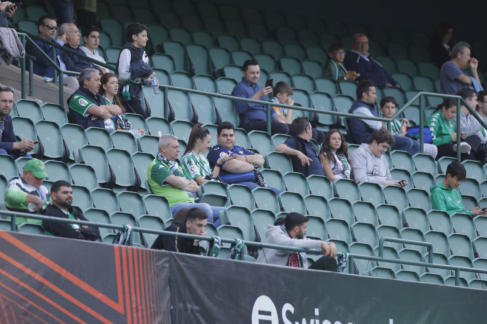 Búscate en las fotos del Betis-Manchester