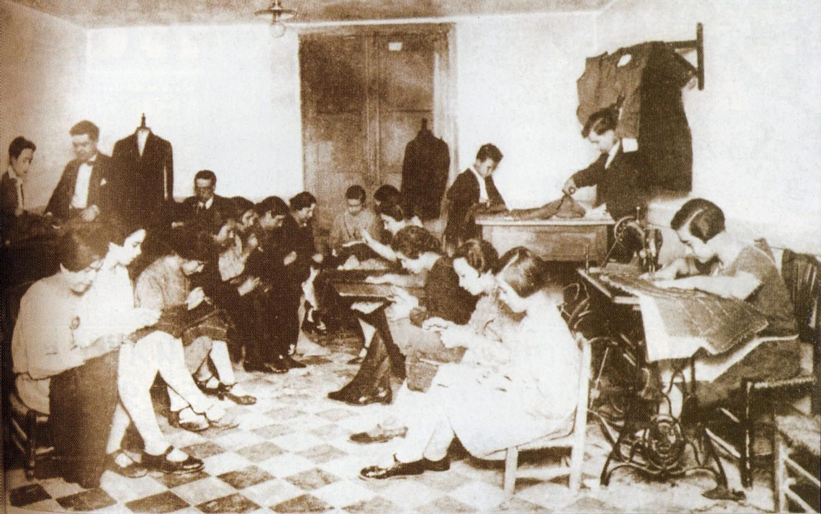 Sastrería Negrillo, propiedad de Rafael Negrillo Casanova, año 1930.