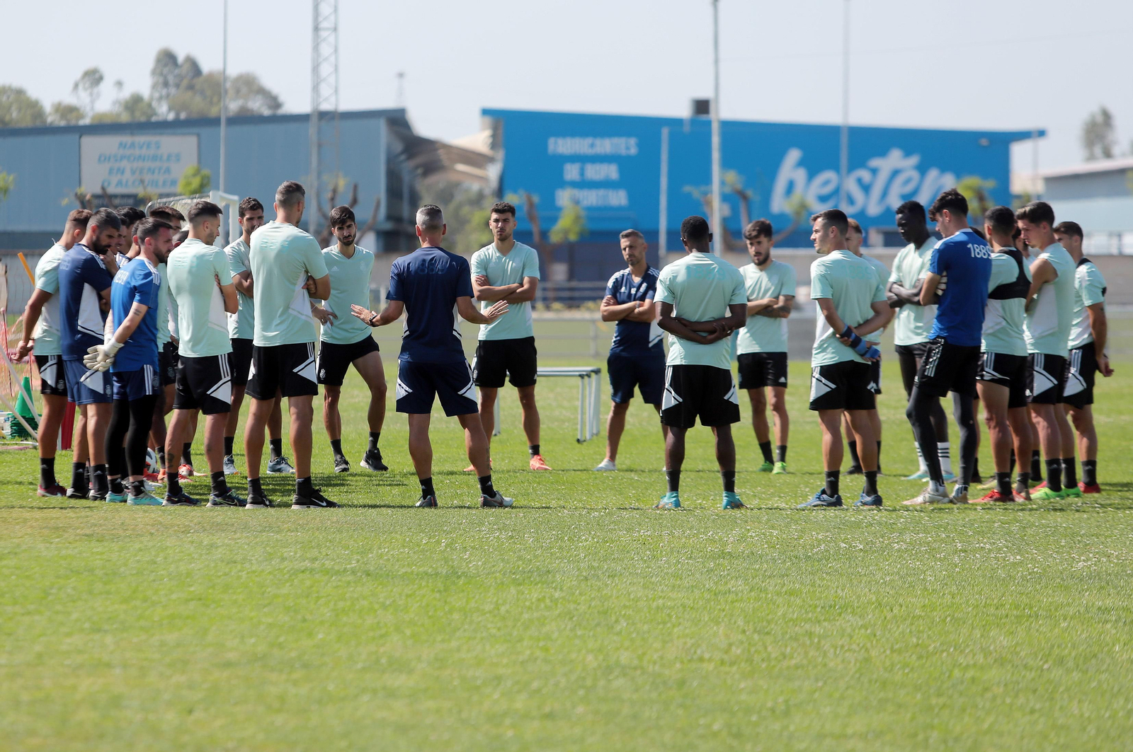 Imágenes del entrenamiento del Recre en la Ciudad Deportiva