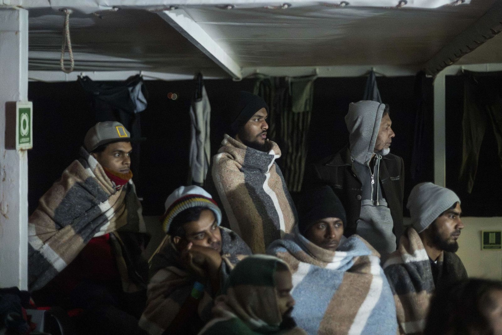 Migrantes en la cubierta del barco 'Open Arms' en aguas del Mediterráneo.