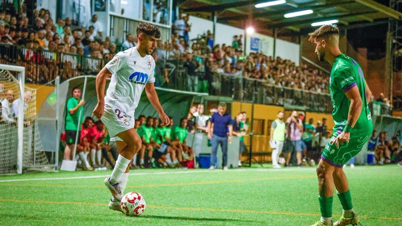 Crro Burgos encara a un zaguero del Atlético Mancha Real.