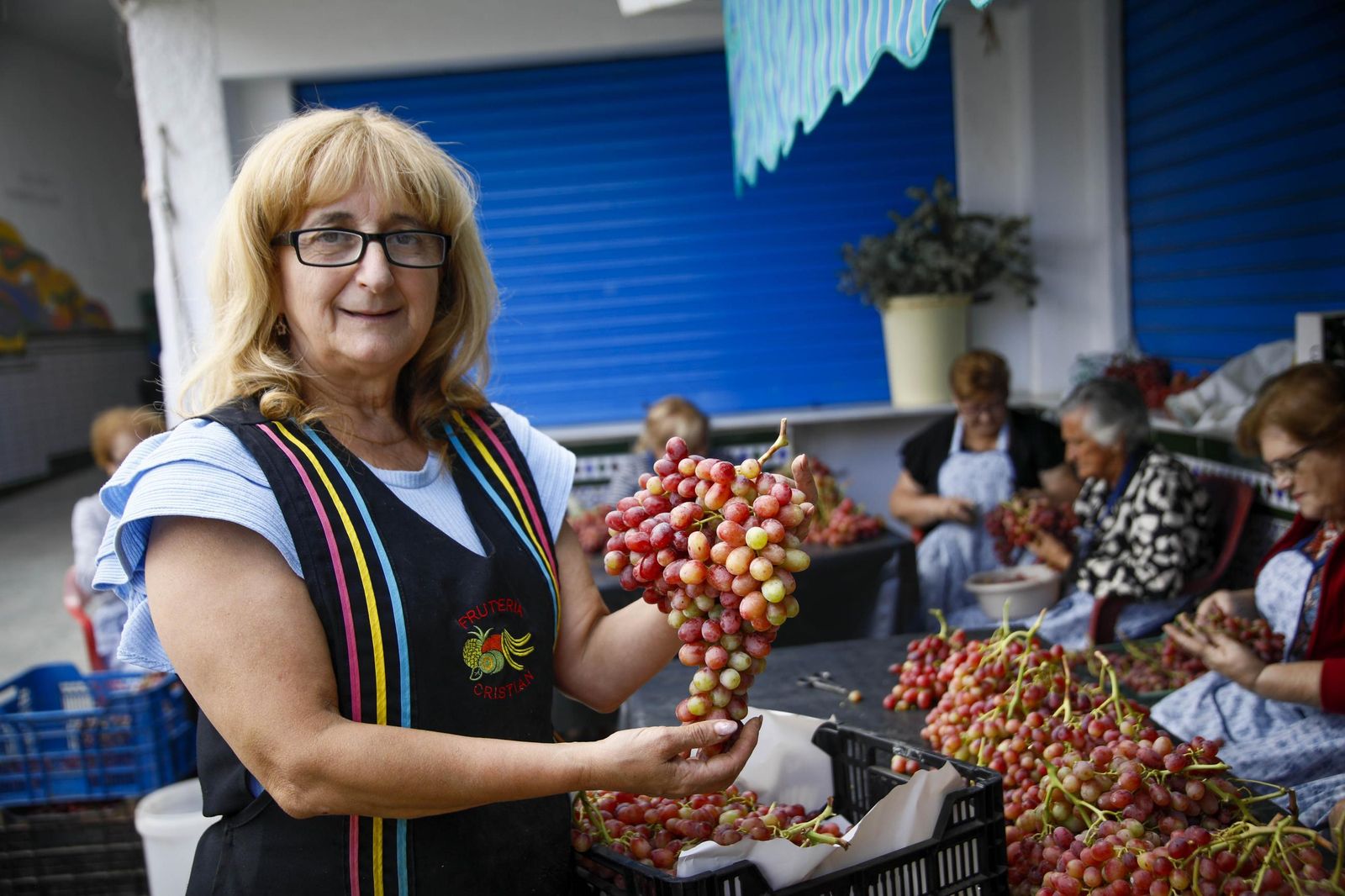 María Ángeles González con un racimo de Uva Crimson.