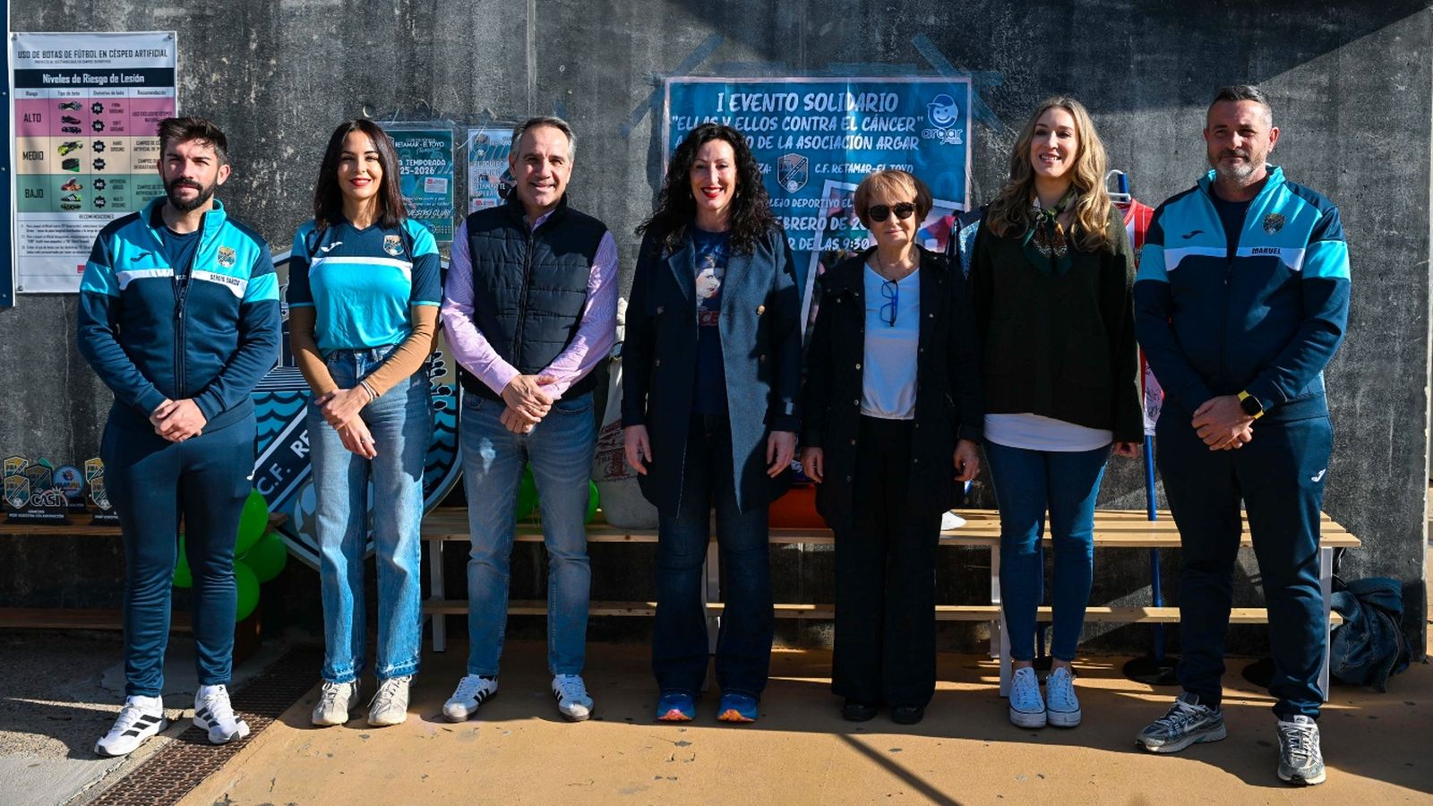 La alcaldesa arropa al Club de Fútbol Retamar-El Toyo en el torneo solidario con motivo del Día Internacional contra el Cáncer Infantil.