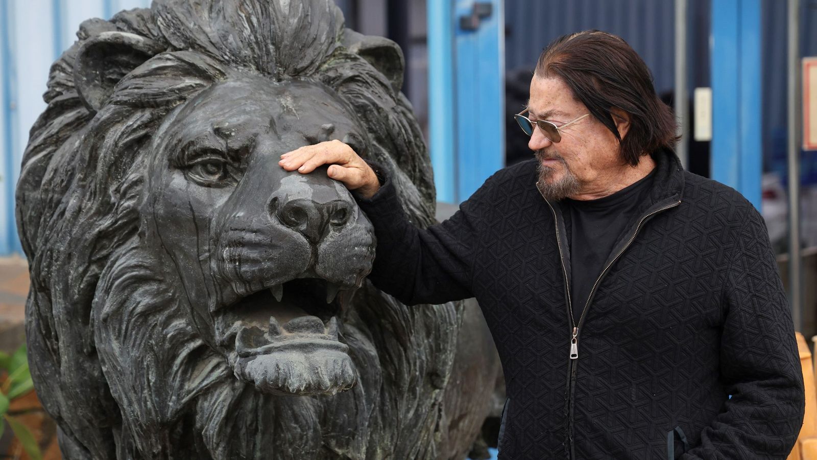 Uno de los dos leones, de 1,9 metros de altura, que completan el conjunto escultórico.