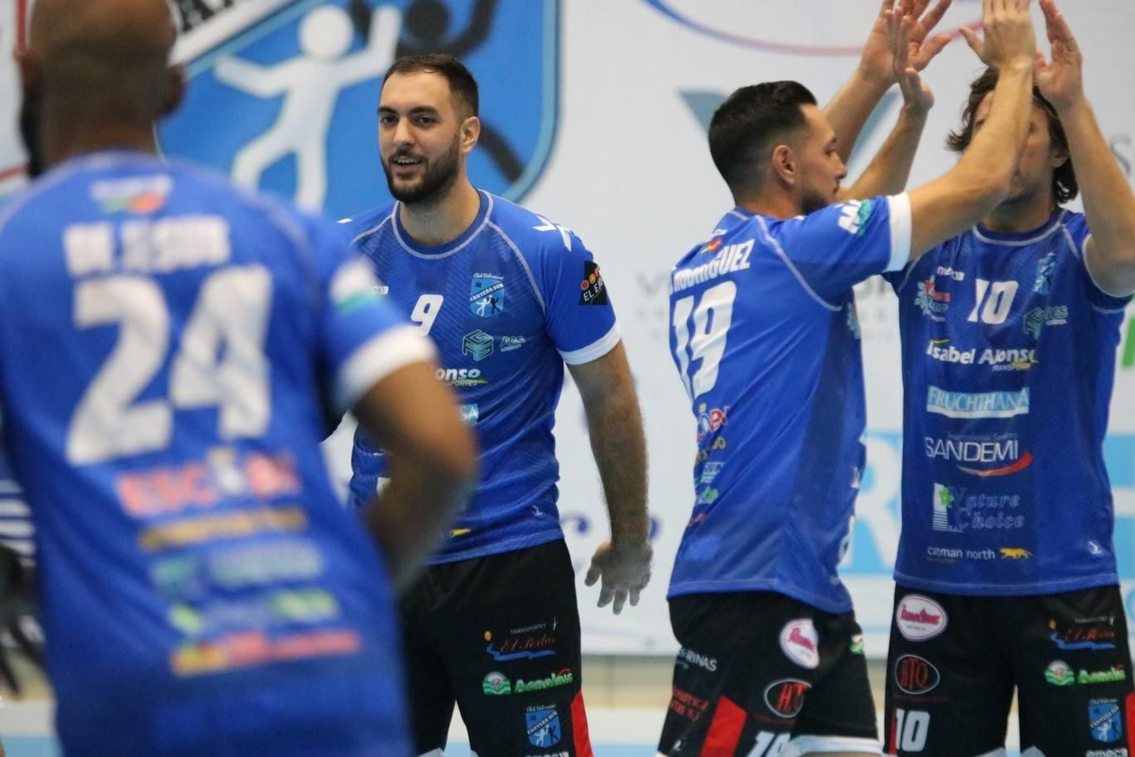 Los jugadores canterano-sureños se saludan antes del partido de la primera vuelta.
