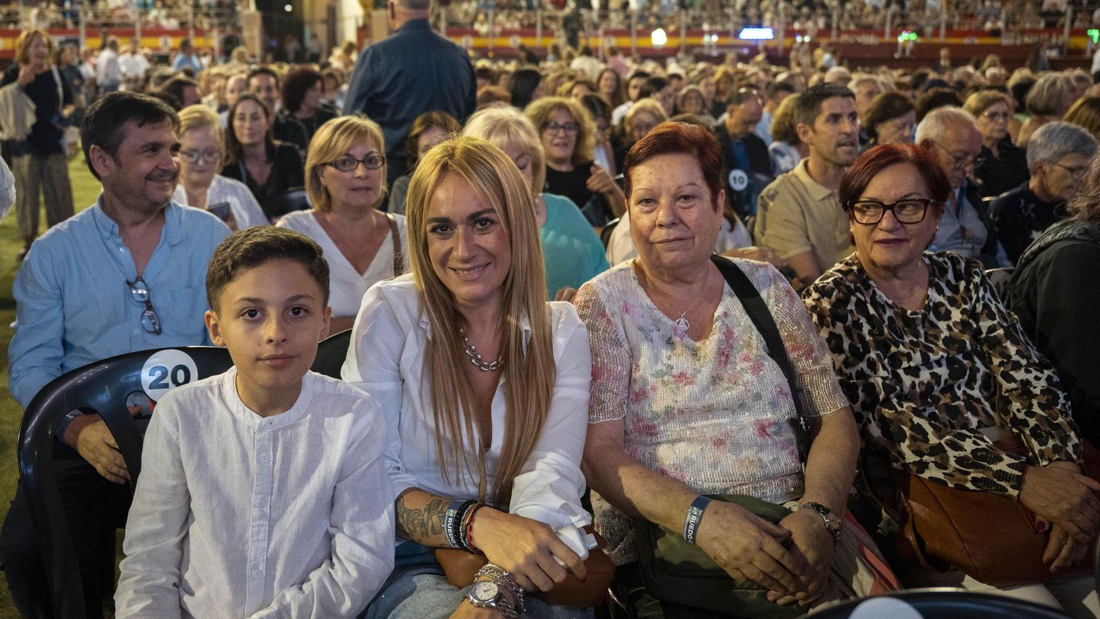Algunos jóvenes no quisieron perderse esta actuación magistral de Raphael.