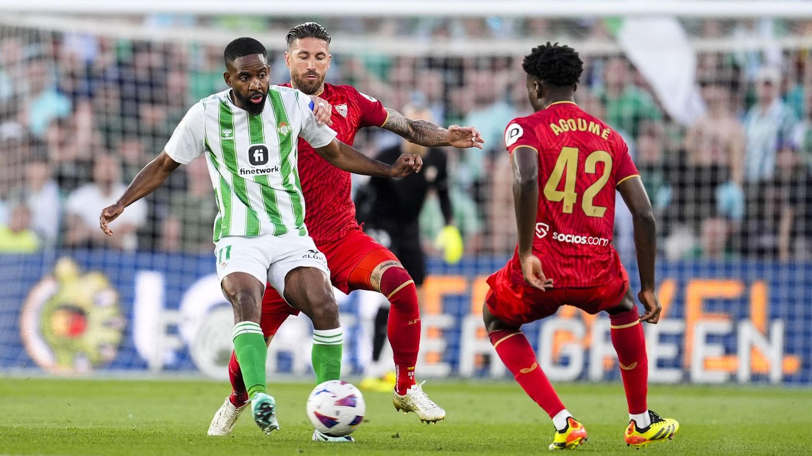 Sergio Ramos presiona a Bakambu en un lance del derbi de la pasada temporada en Heliópolis.