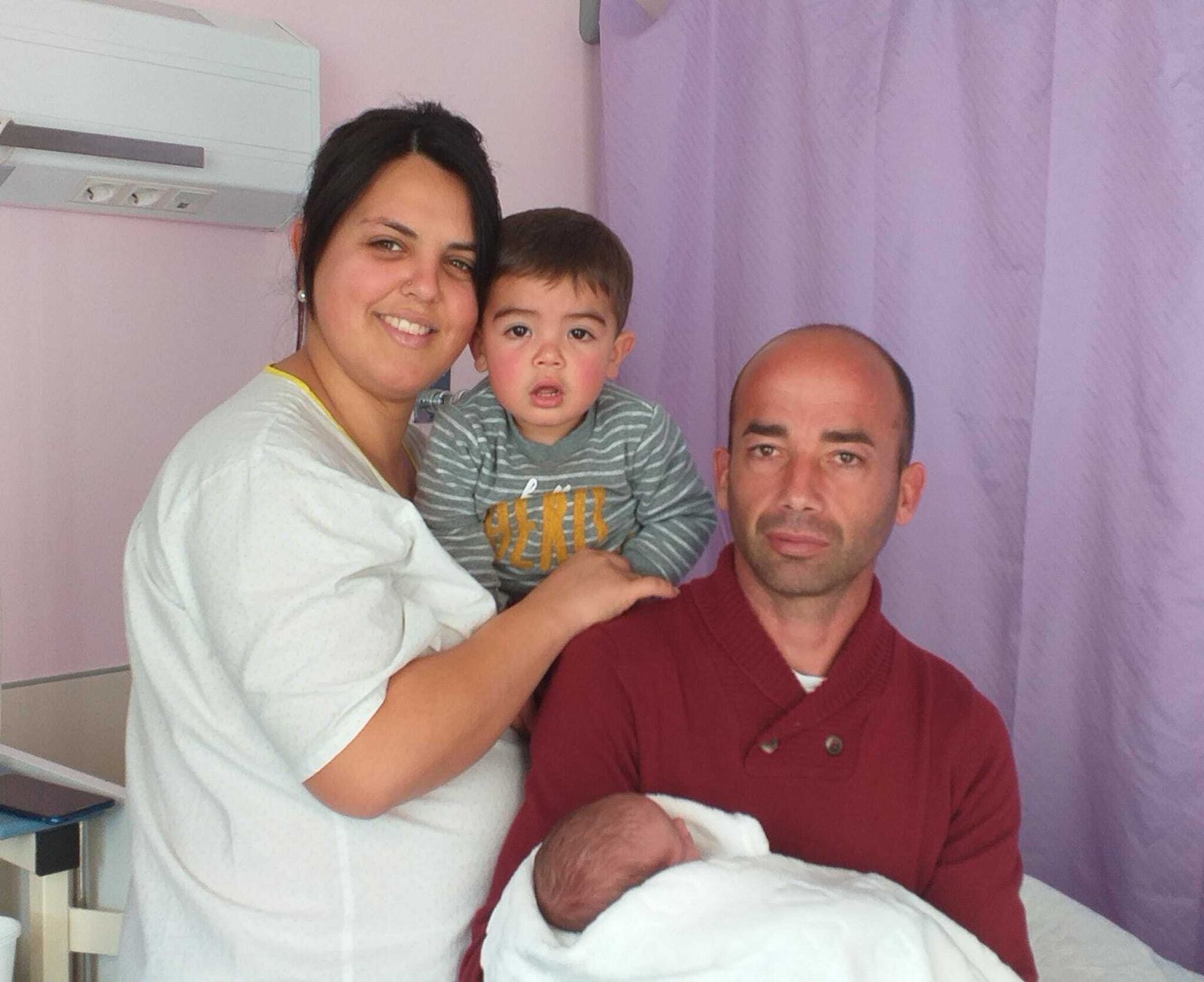 Marta, junto a su hermano y sus padres, Lourdes y Antonio.