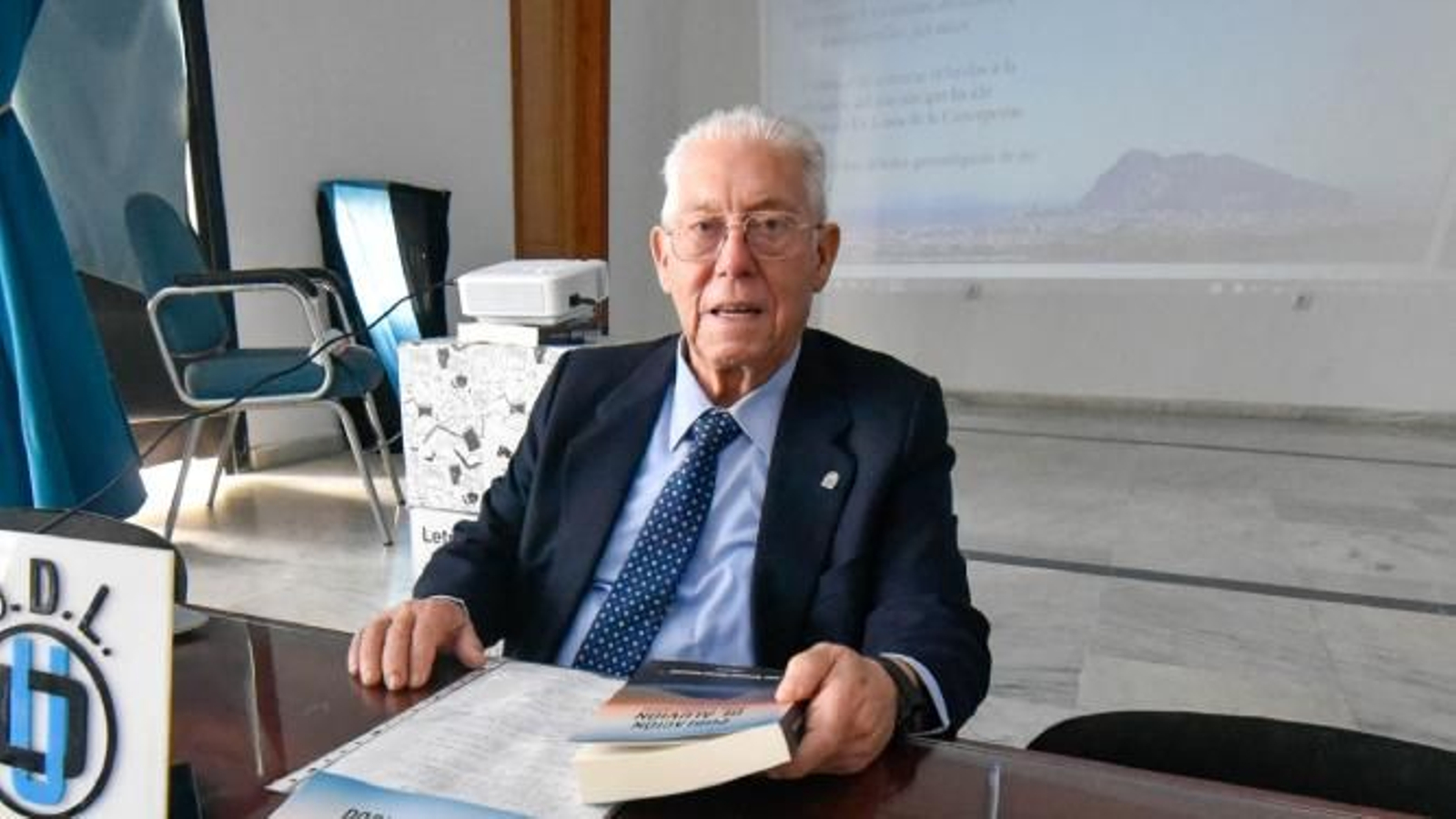 Juan Domingo Macías Simavilla, con su último libro. Juan Domingo Macías Simavilla, con su último libro.
