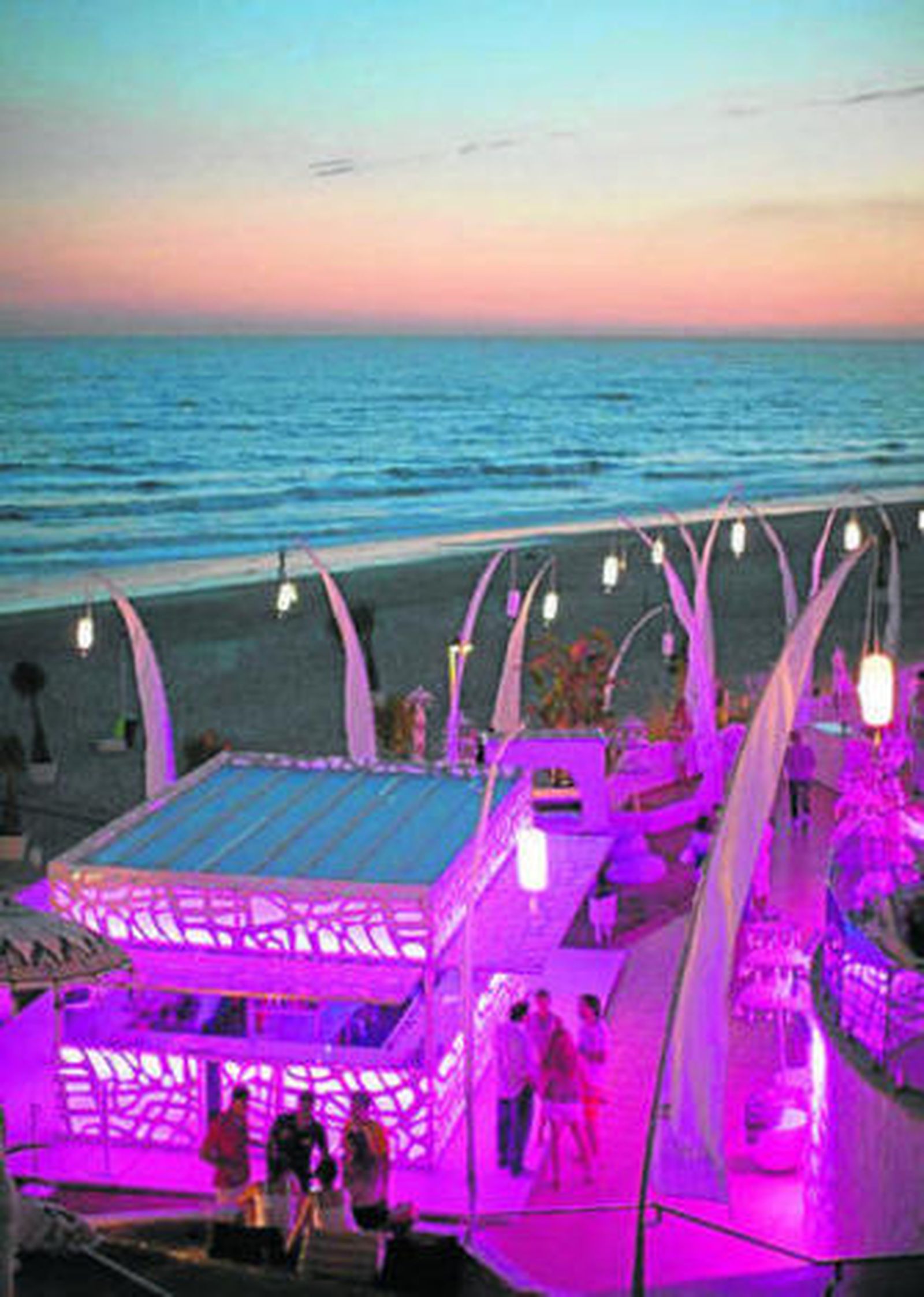 1. Para la noche del viernes y el sábado Puro Blanco propone una velada en su zona de discoteca. 2. La música 'chill out' pone banda sonora a las tardes en el 'Beach Club'. 3. La zona de la piscina tiene vistas al mar.