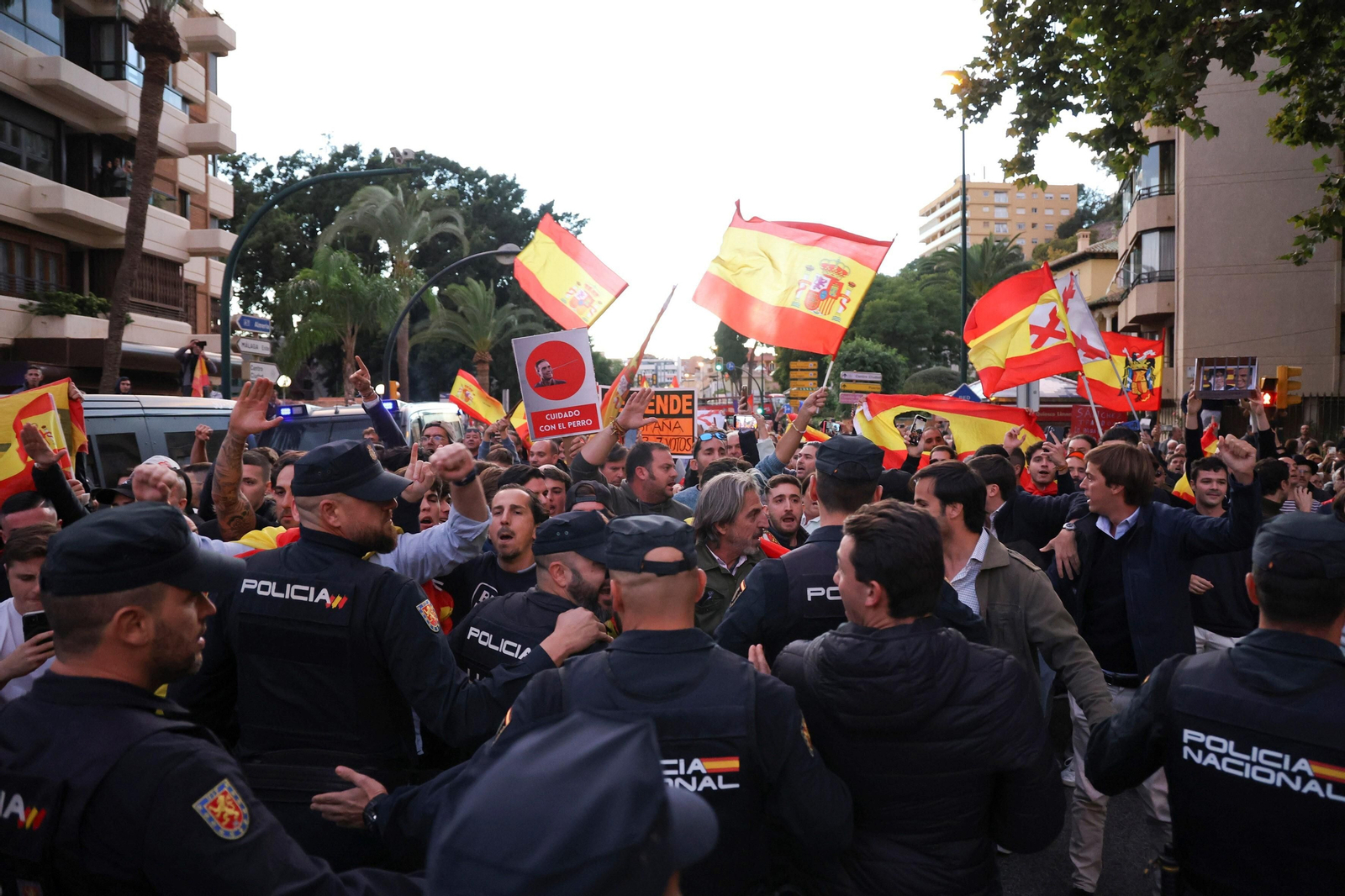 Las fotos de la protesta en Málaga contra Pedro Sánchez: "Se vende España por 7 votos" Las fotos de la protesta en Málaga contra Pedro Sánchez: "Se vende España por 7 votos"