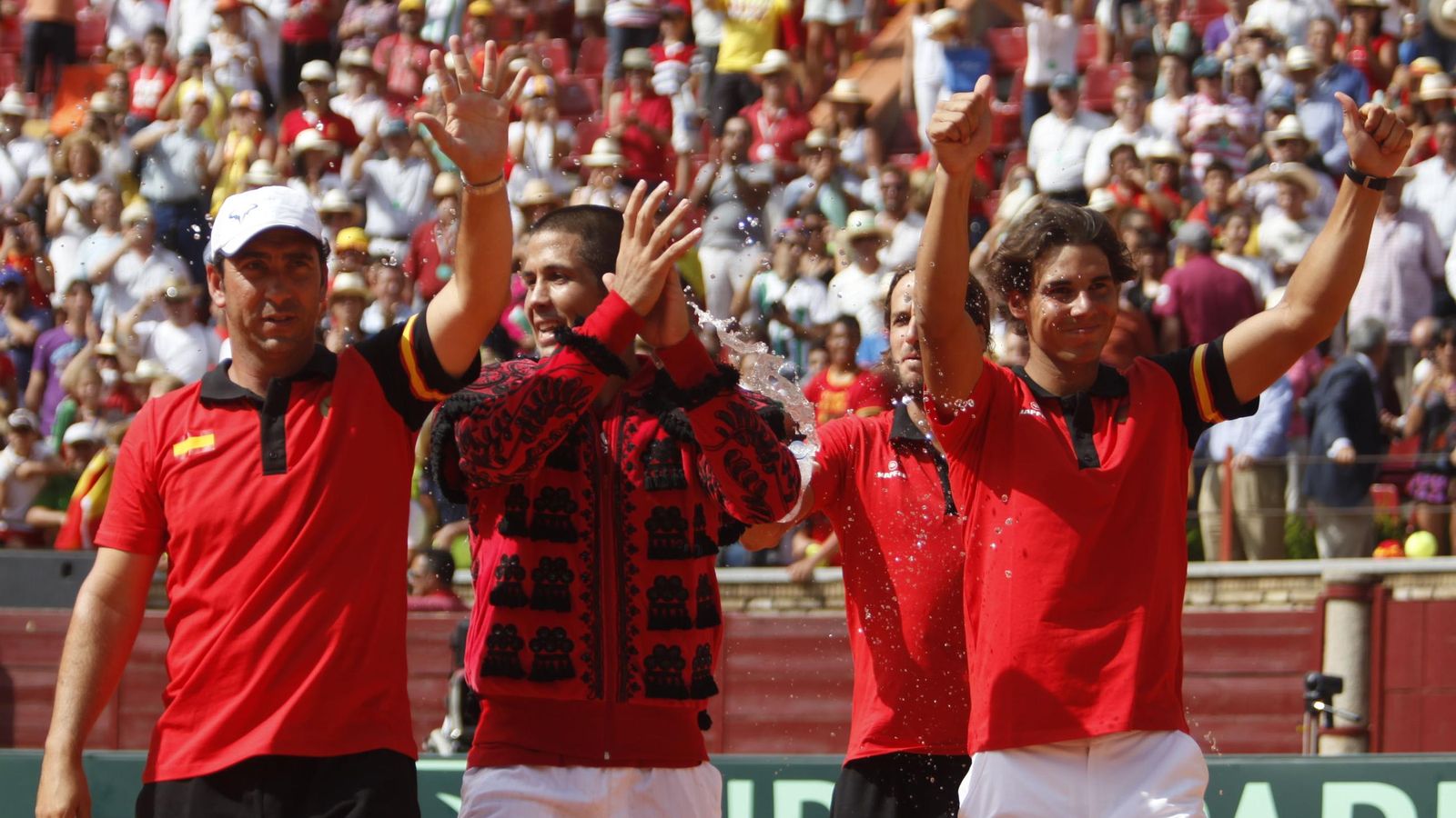 Rafa Nadal (a la derecha de la imagen), con el equipo español de Copa Davis en Córdoba, en 2011.