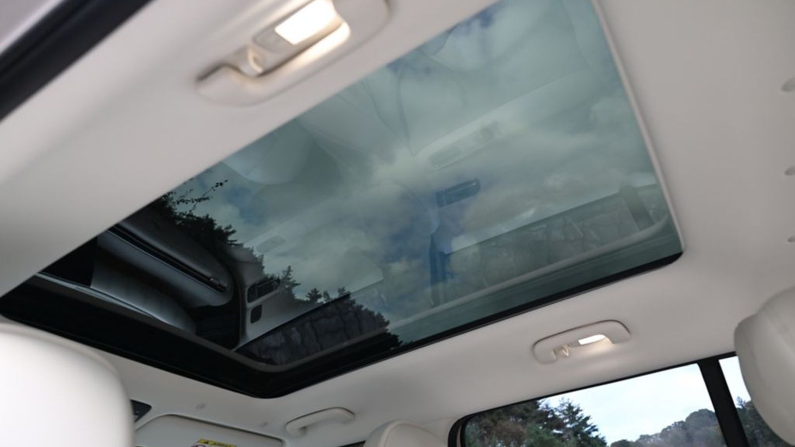 Más allá de las llantas de mayor diámetro, el otro elemento exterior que diferencia al nivel más alto del Nexo es su techo de cristal.