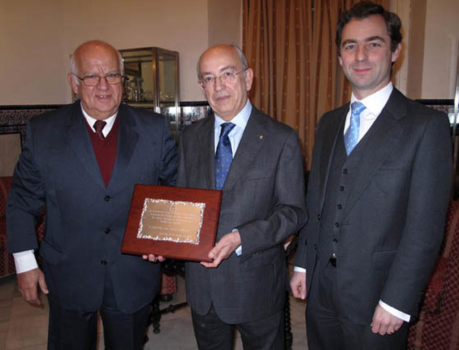 Fernando Villar, presidente de la Asociación de Antiguos Alumnos; el ex alcalde de Sevilla, Manuel del Valle Arévalo, nuevo socio de honor de la agrupación, y Luis Rey Goñi, director del San Francisco de Paula.     Foto: Victoria Ramírez