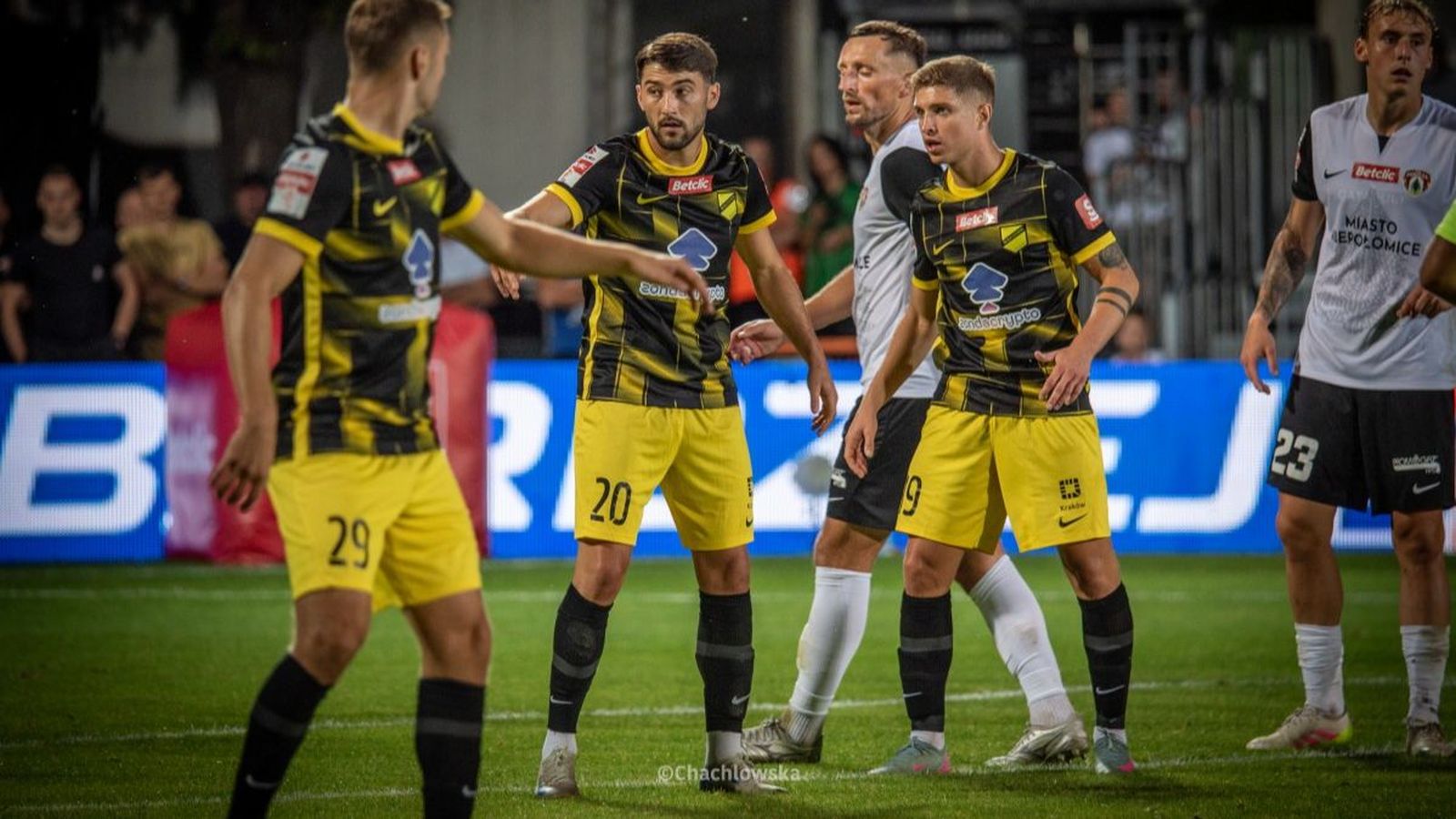 Chuma conversa en un partido del Wieczysta Krakow con sus compañeros de equipo.