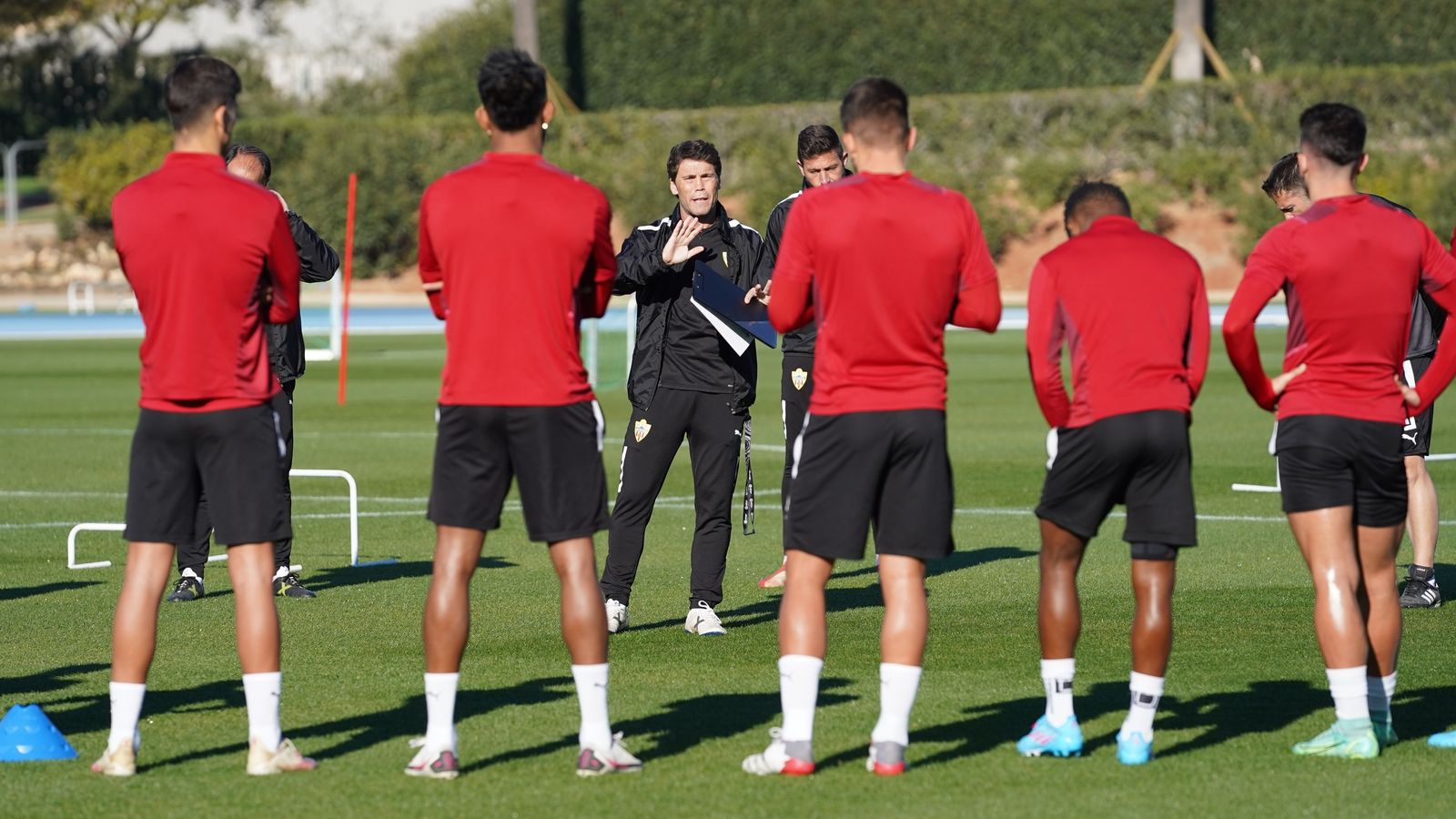 Rubi se dirige a sus hombres en un entrenamiento